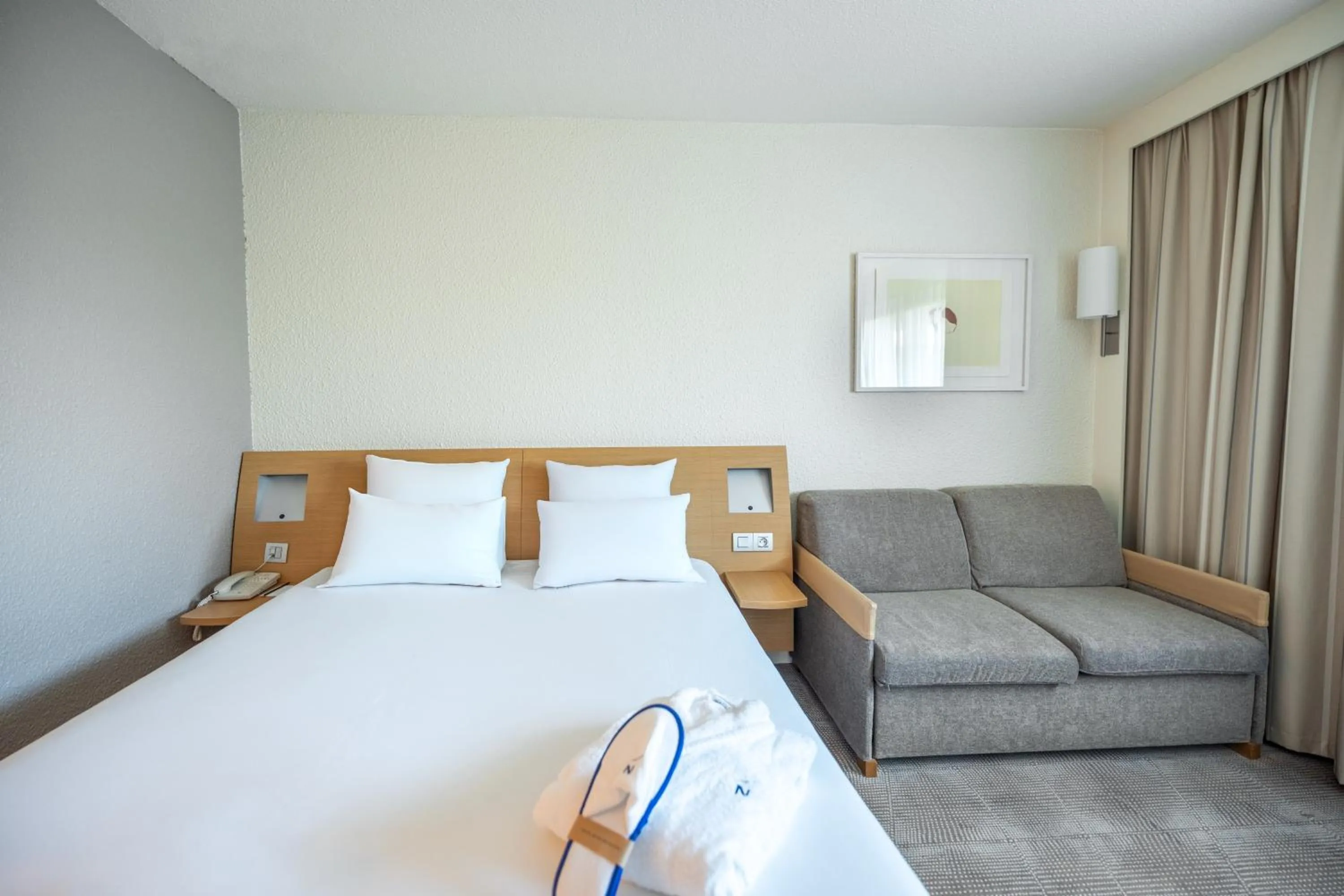 Bedroom, Bed in Novotel Poissy Orgeval