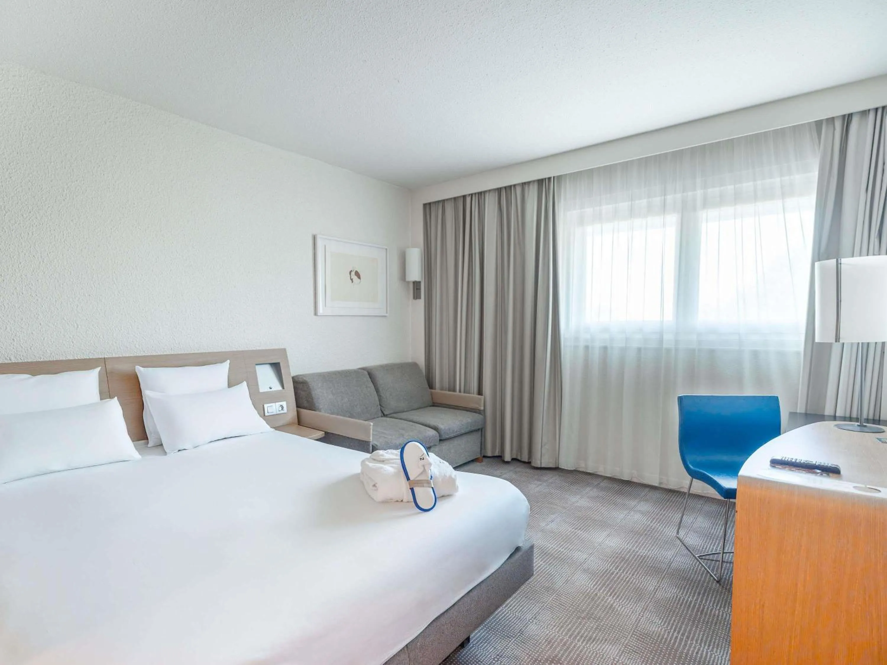 Bedroom, Bed in Novotel Poissy Orgeval