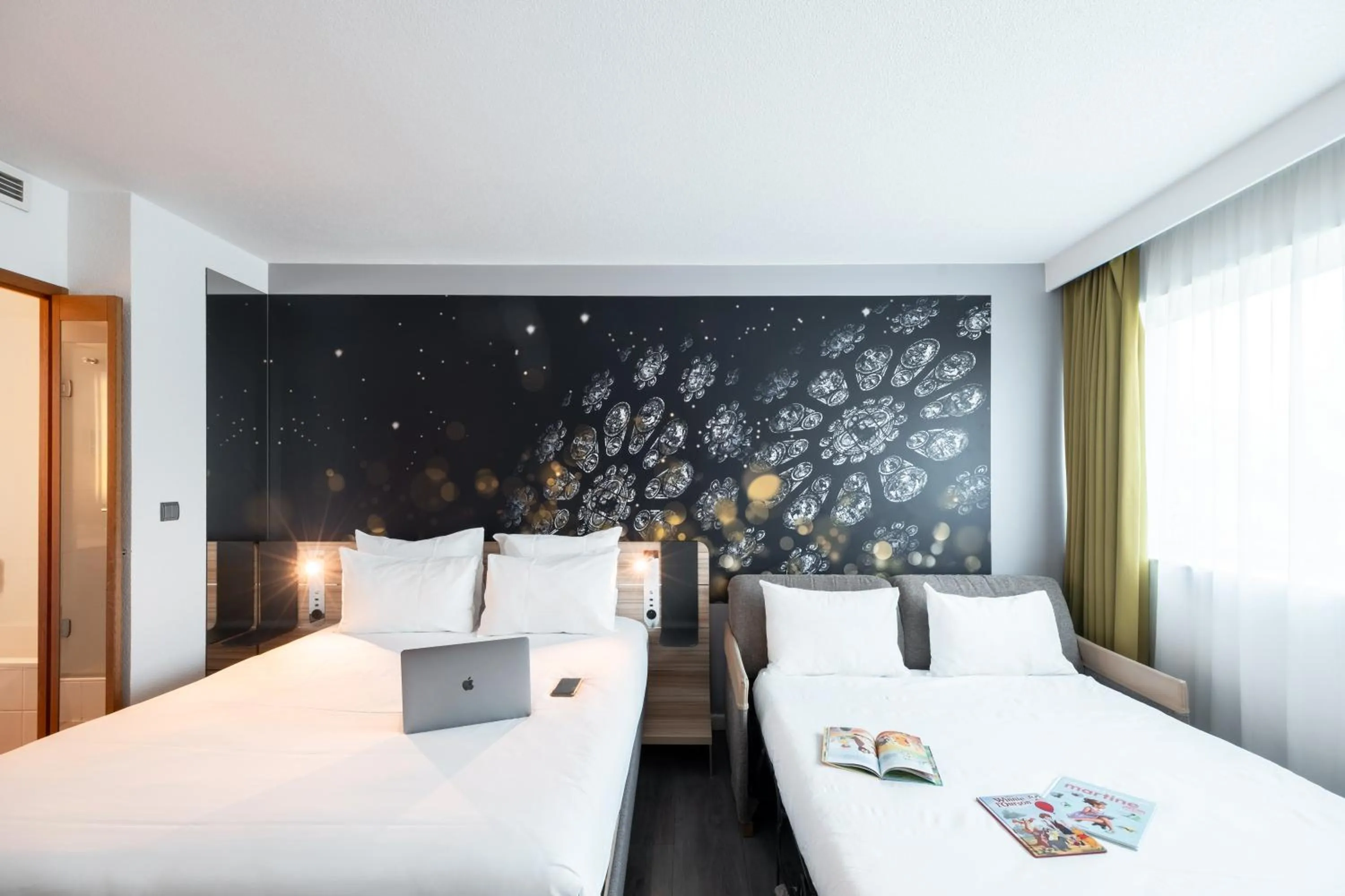 Bedroom, Bed in Novotel Chartres
