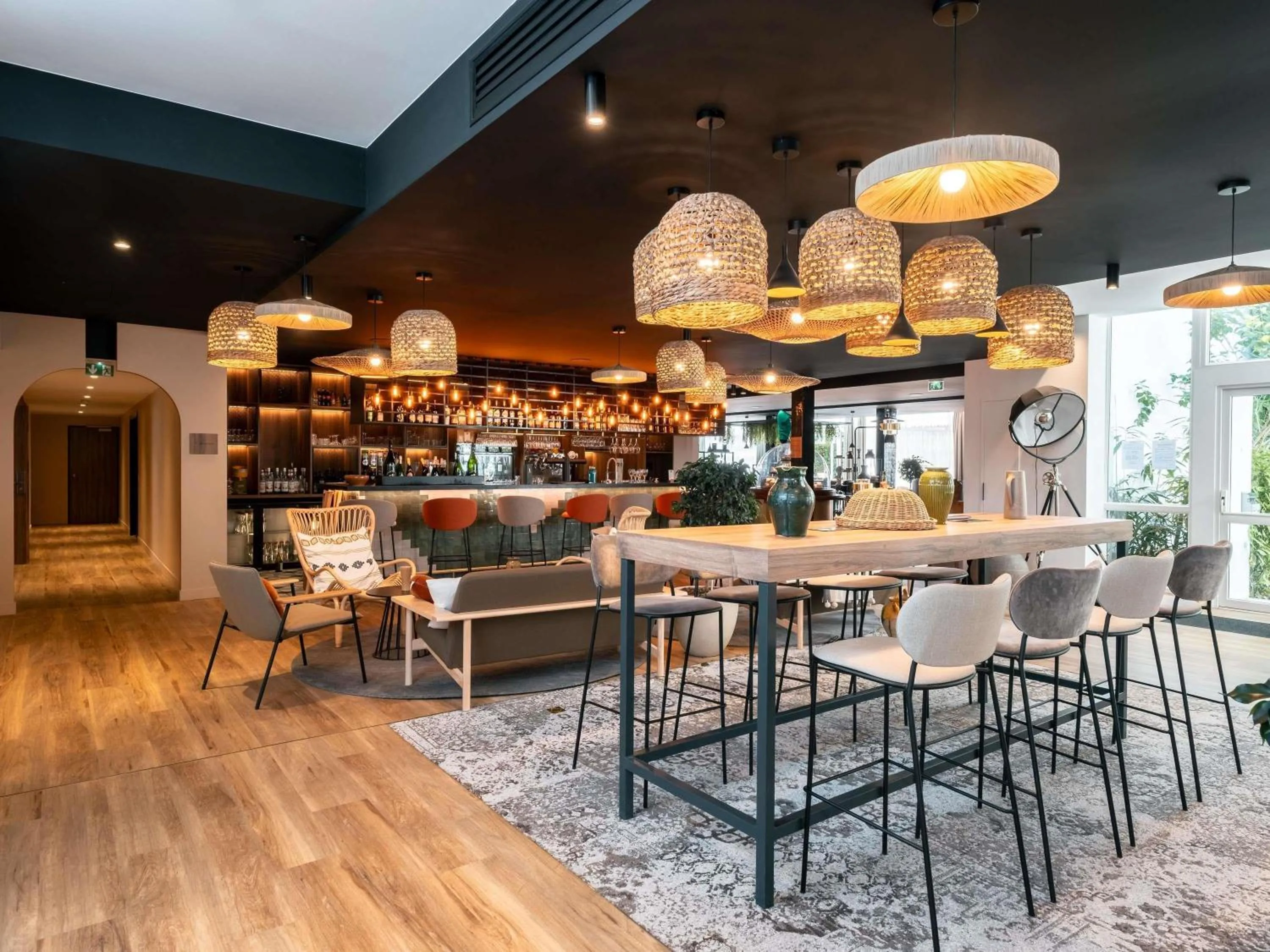 Lounge or bar in Novotel Chartres