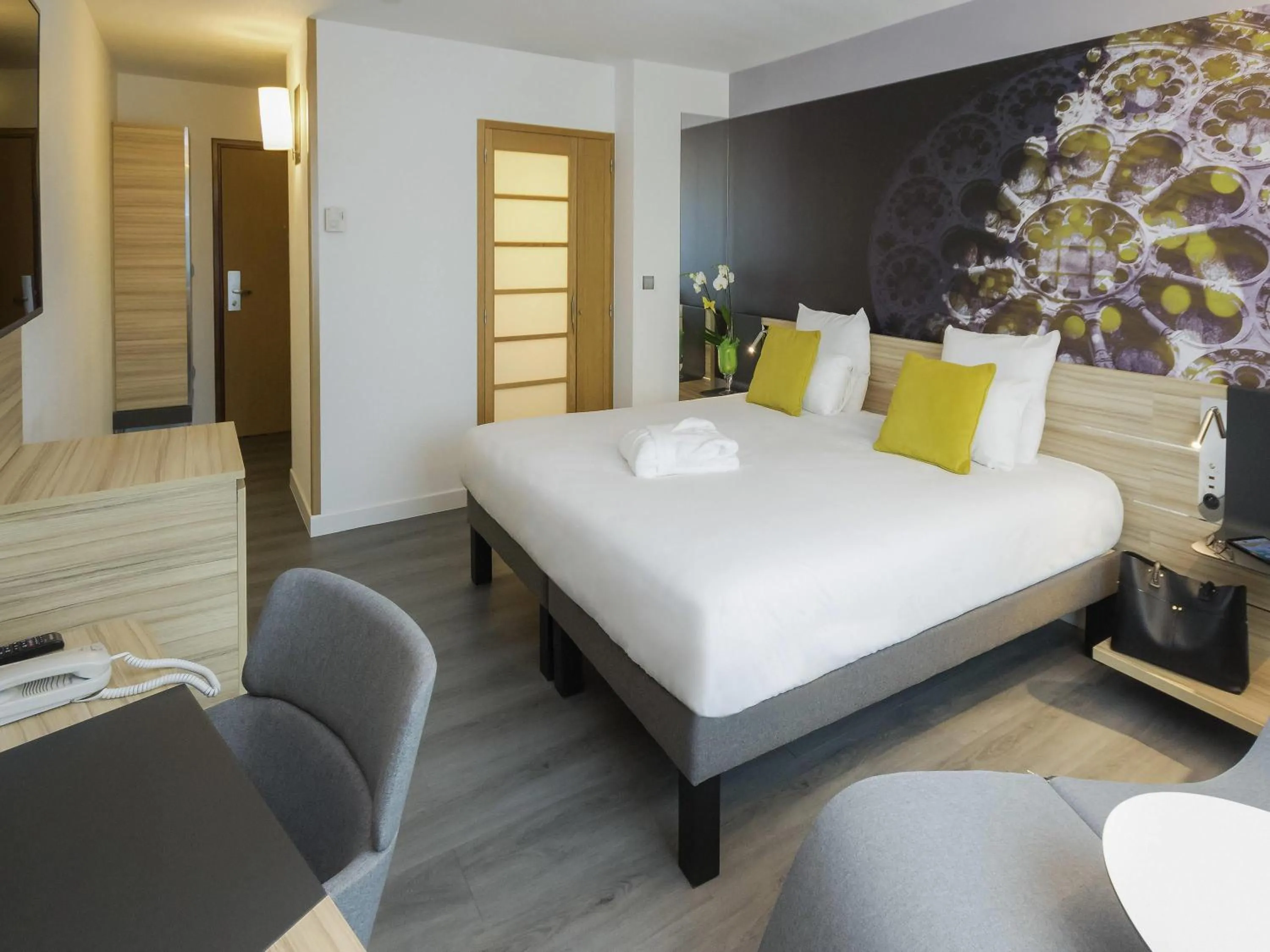 Bedroom, Bed in Novotel Chartres