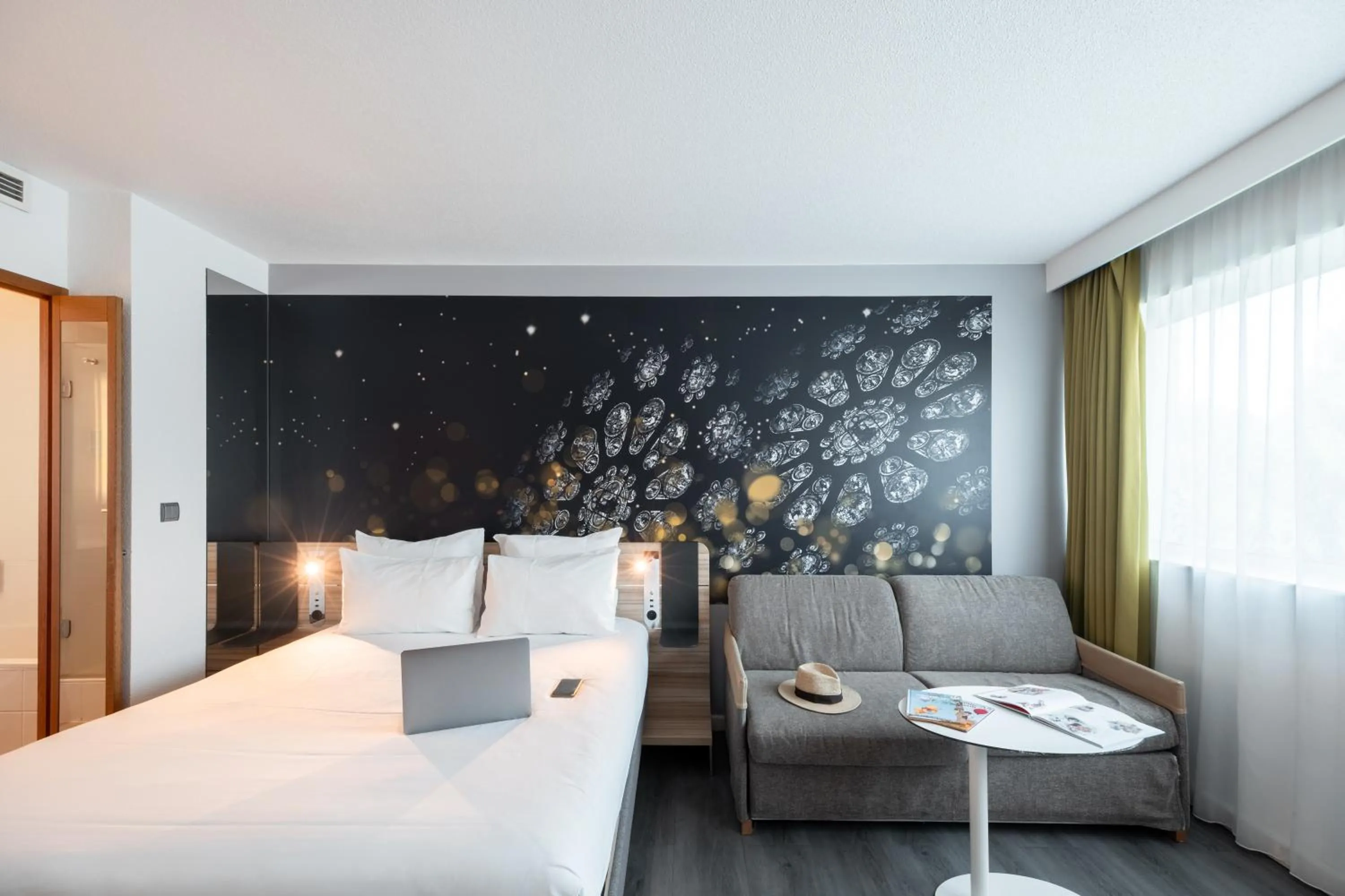 Bedroom, Bed in Novotel Chartres