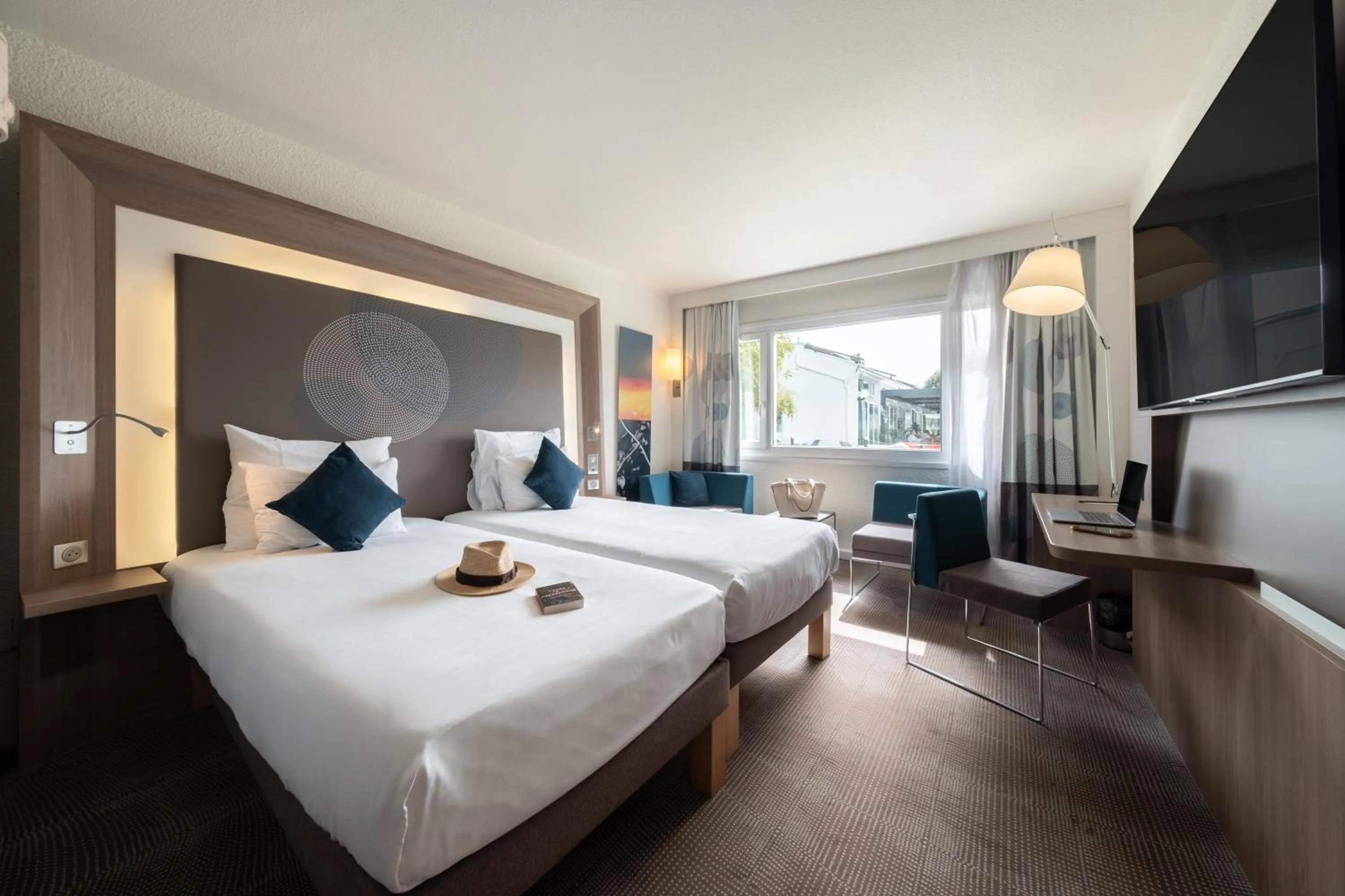 Bedroom, Bed in Novotel Chartres