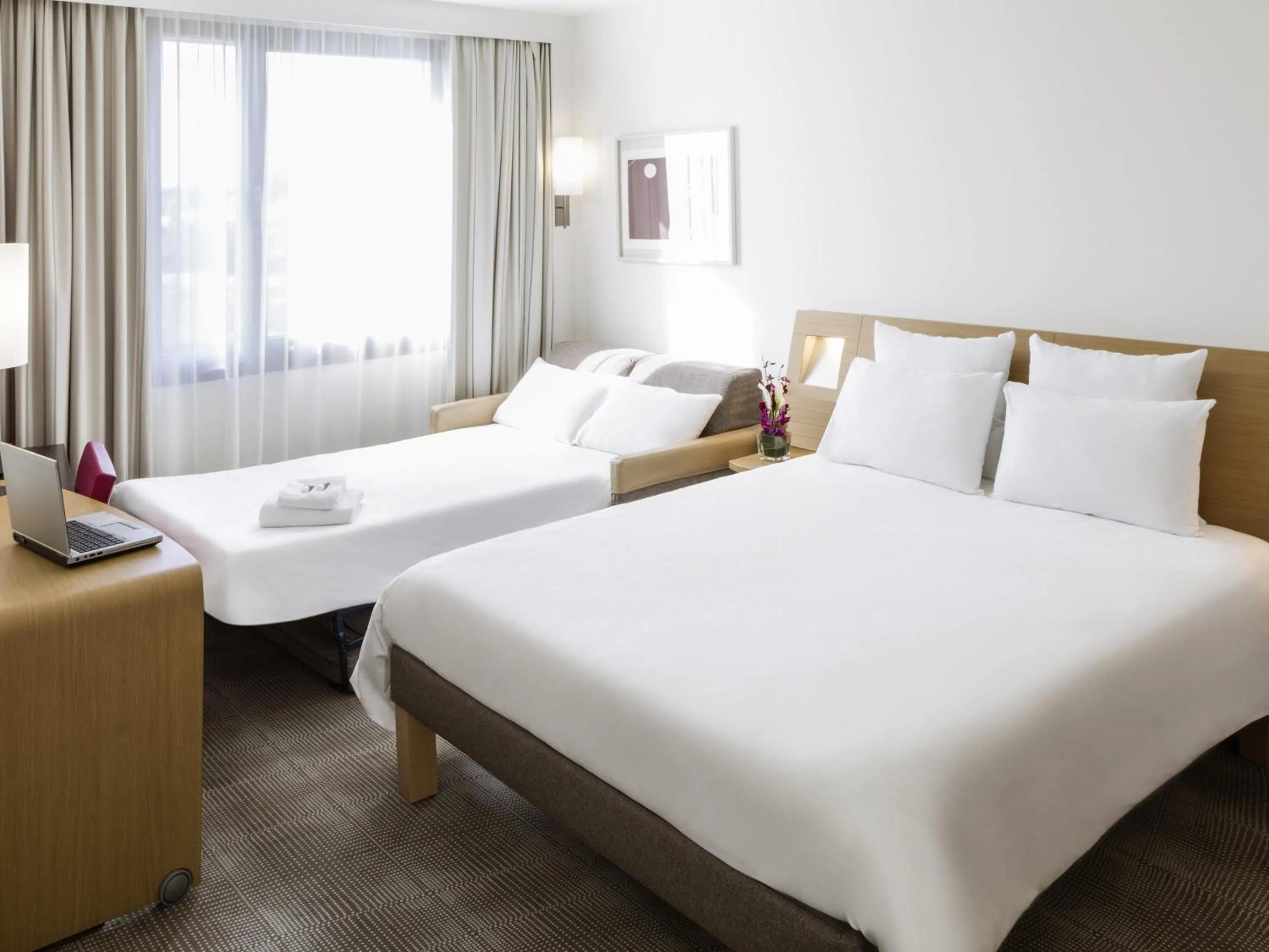 Bedroom, Bed in Novotel Chartres