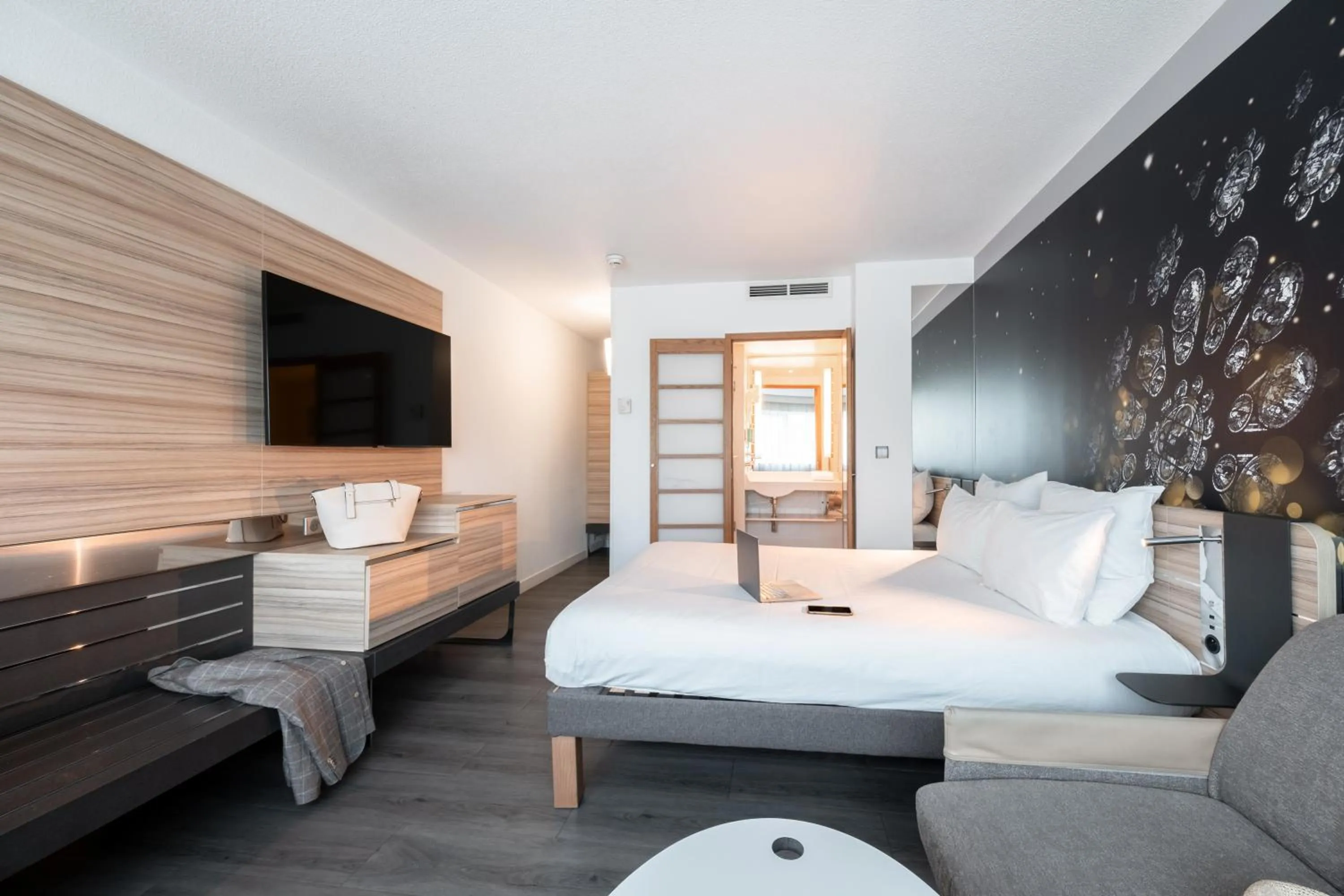 Bedroom, Bed in Novotel Chartres