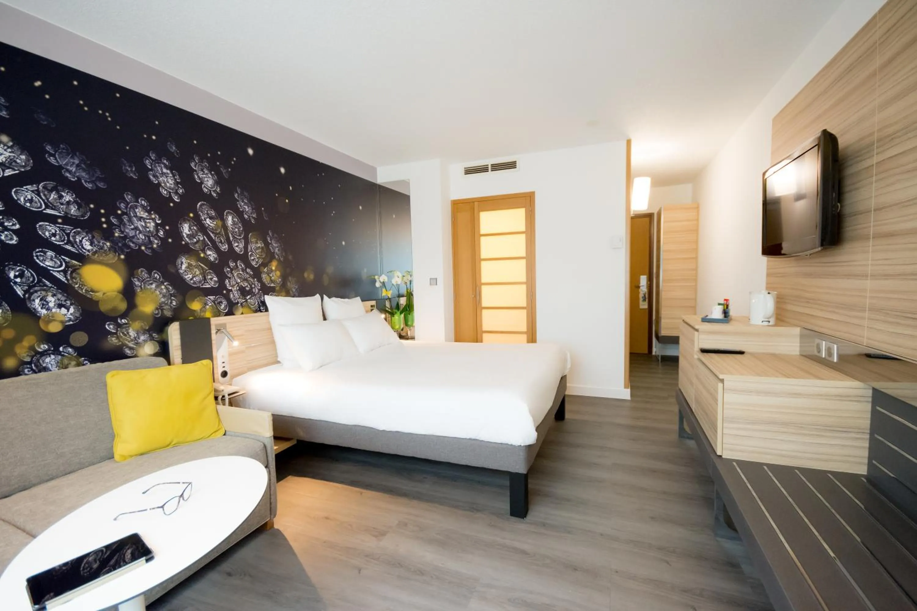 Photo of the whole room, Bed in Novotel Chartres