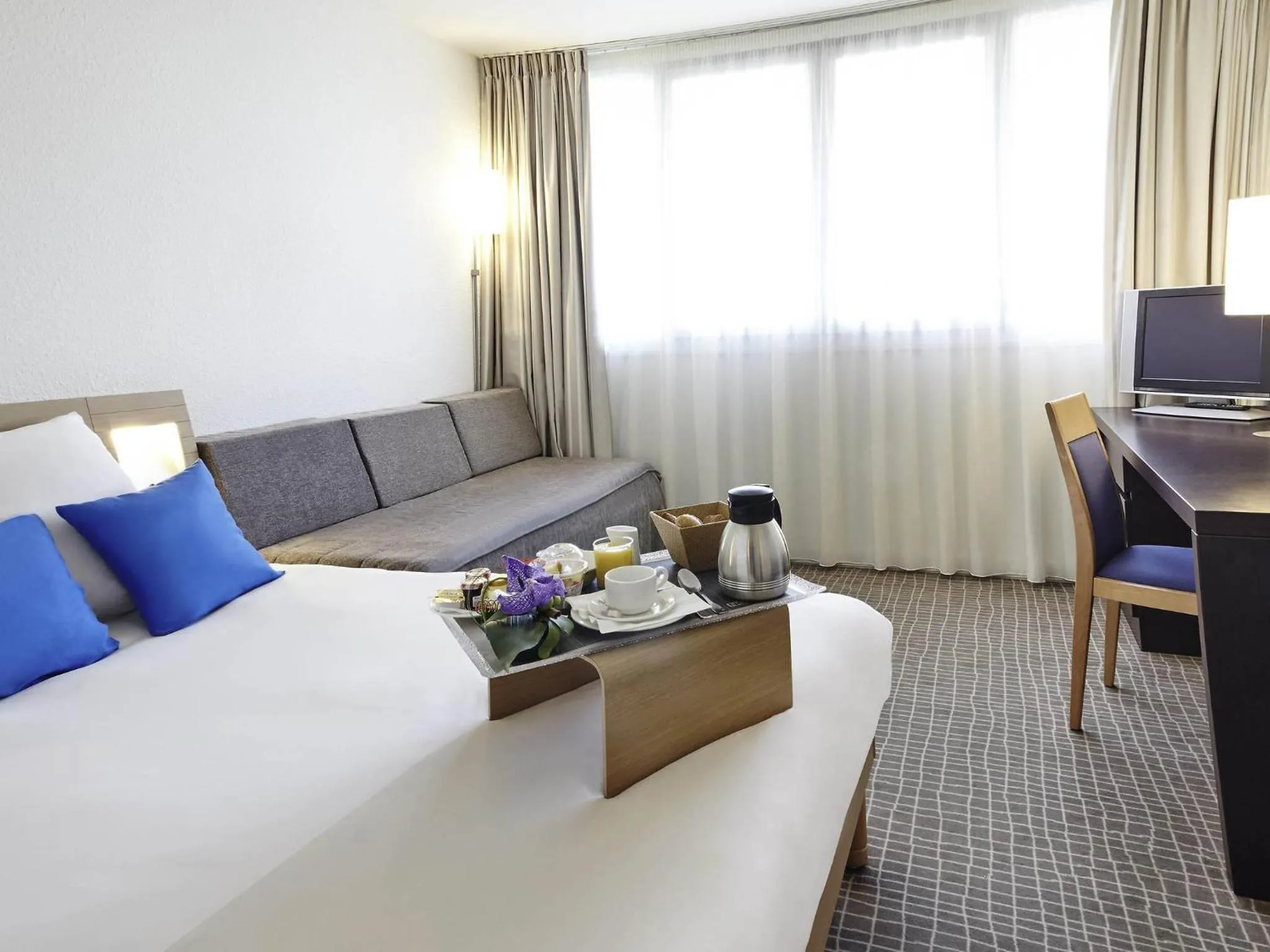 Bedroom, Bed in Novotel Chartres