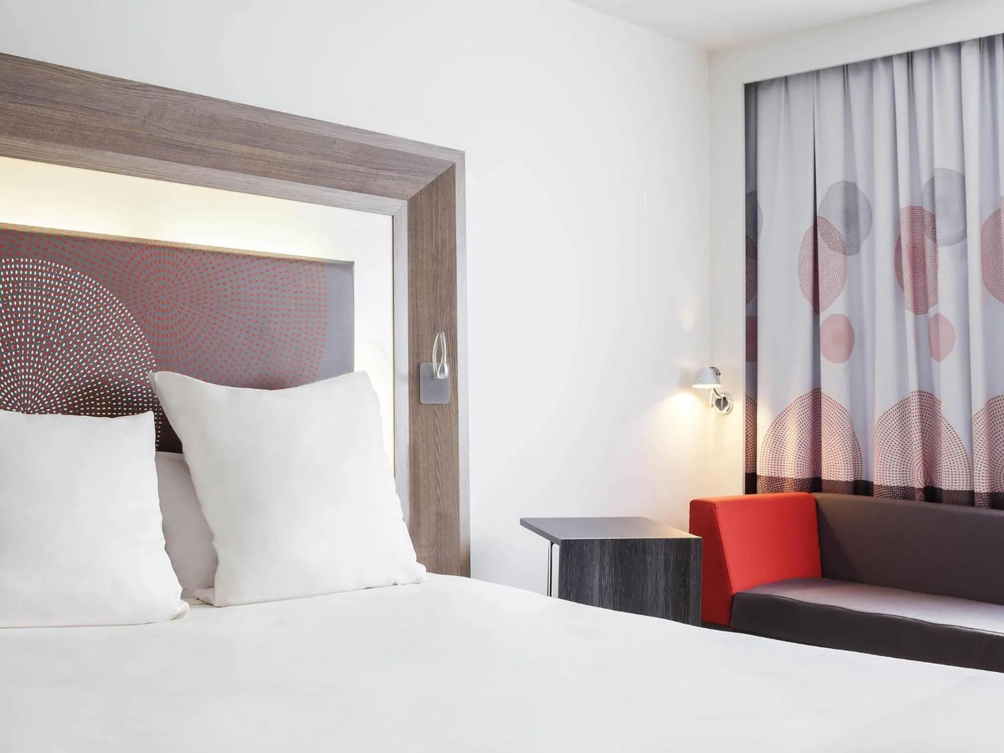 Bedroom, Bed in Novotel Chartres