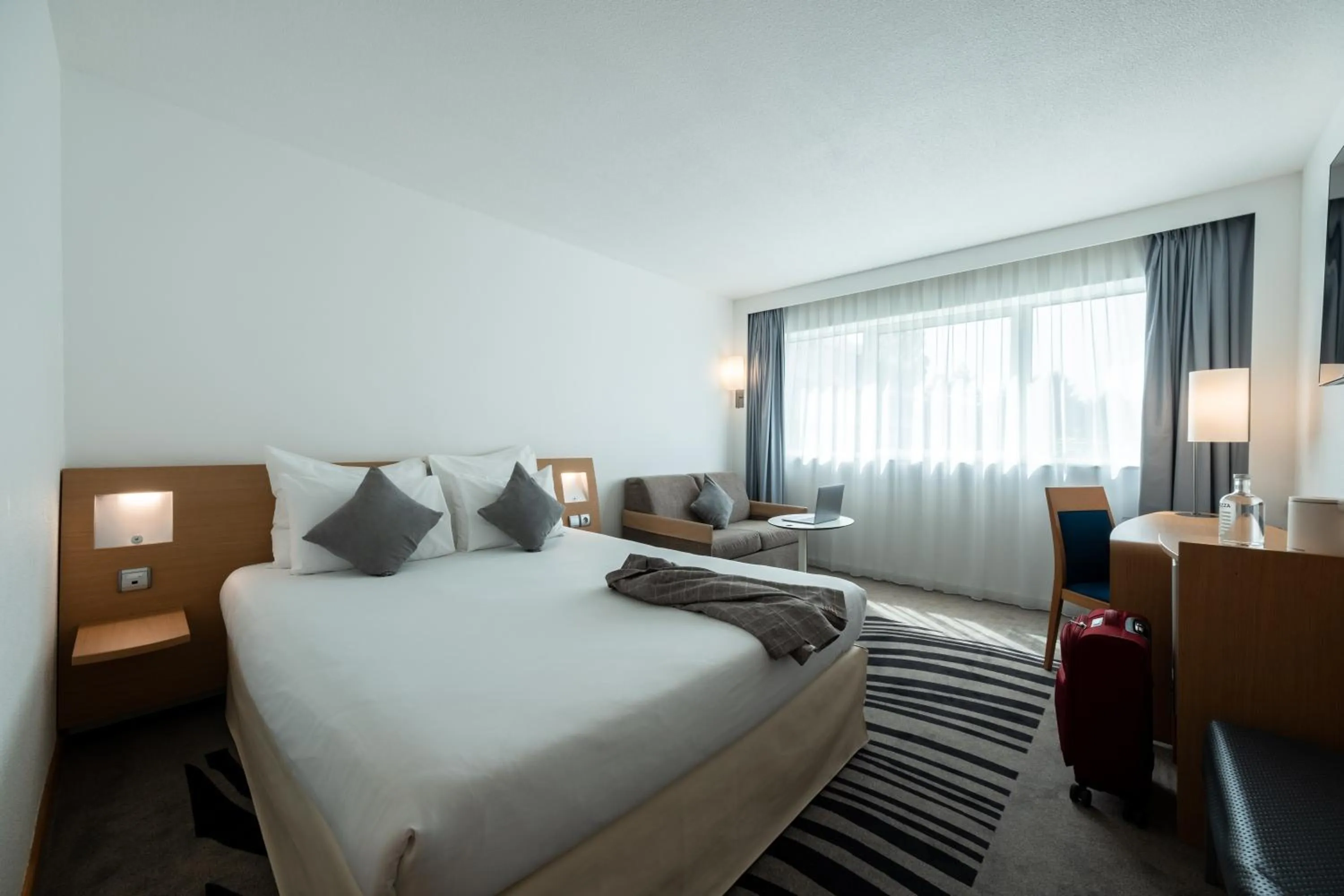 Bedroom, Bed in Novotel Chartres