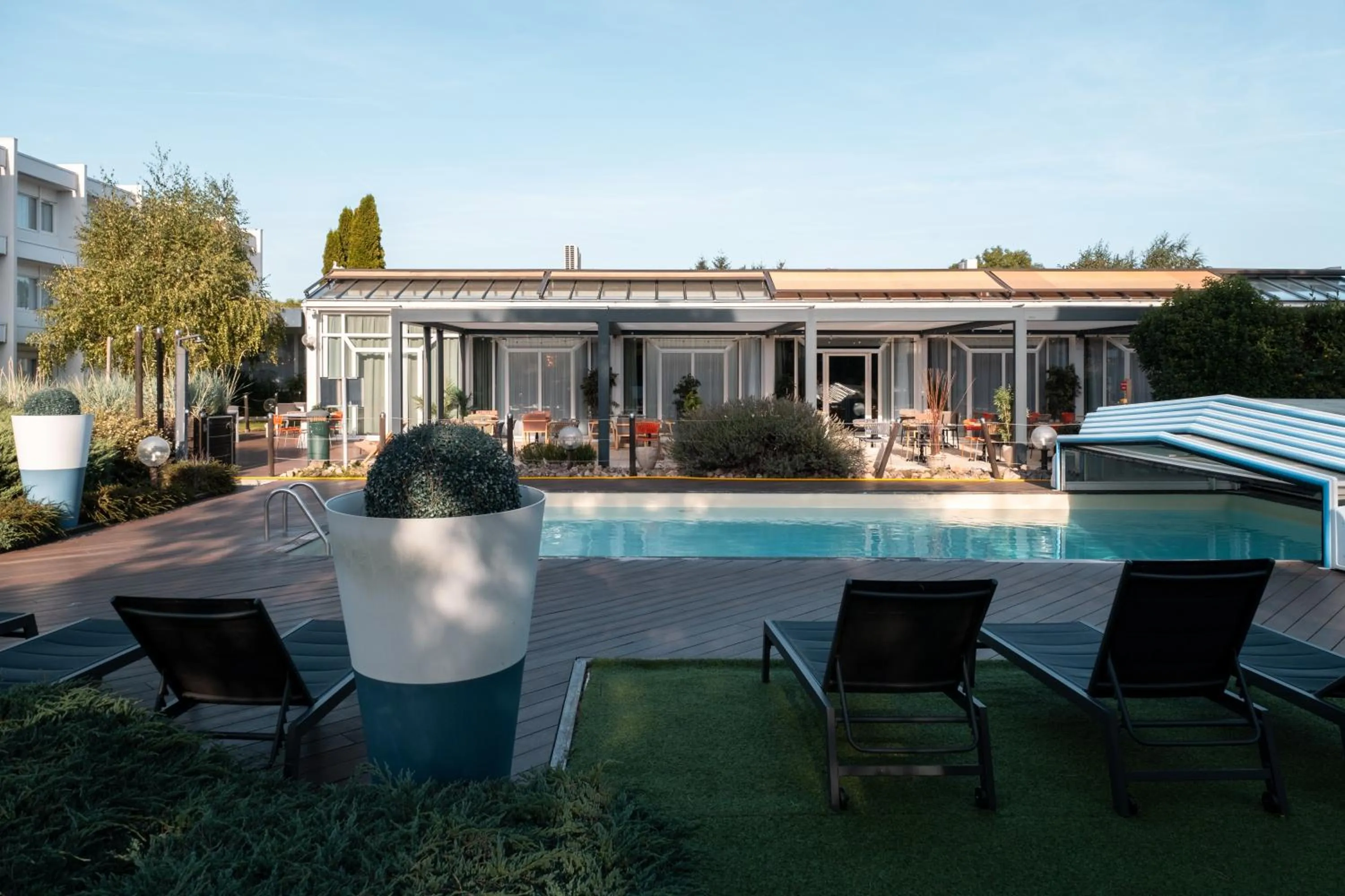 Swimming pool in Novotel Chartres