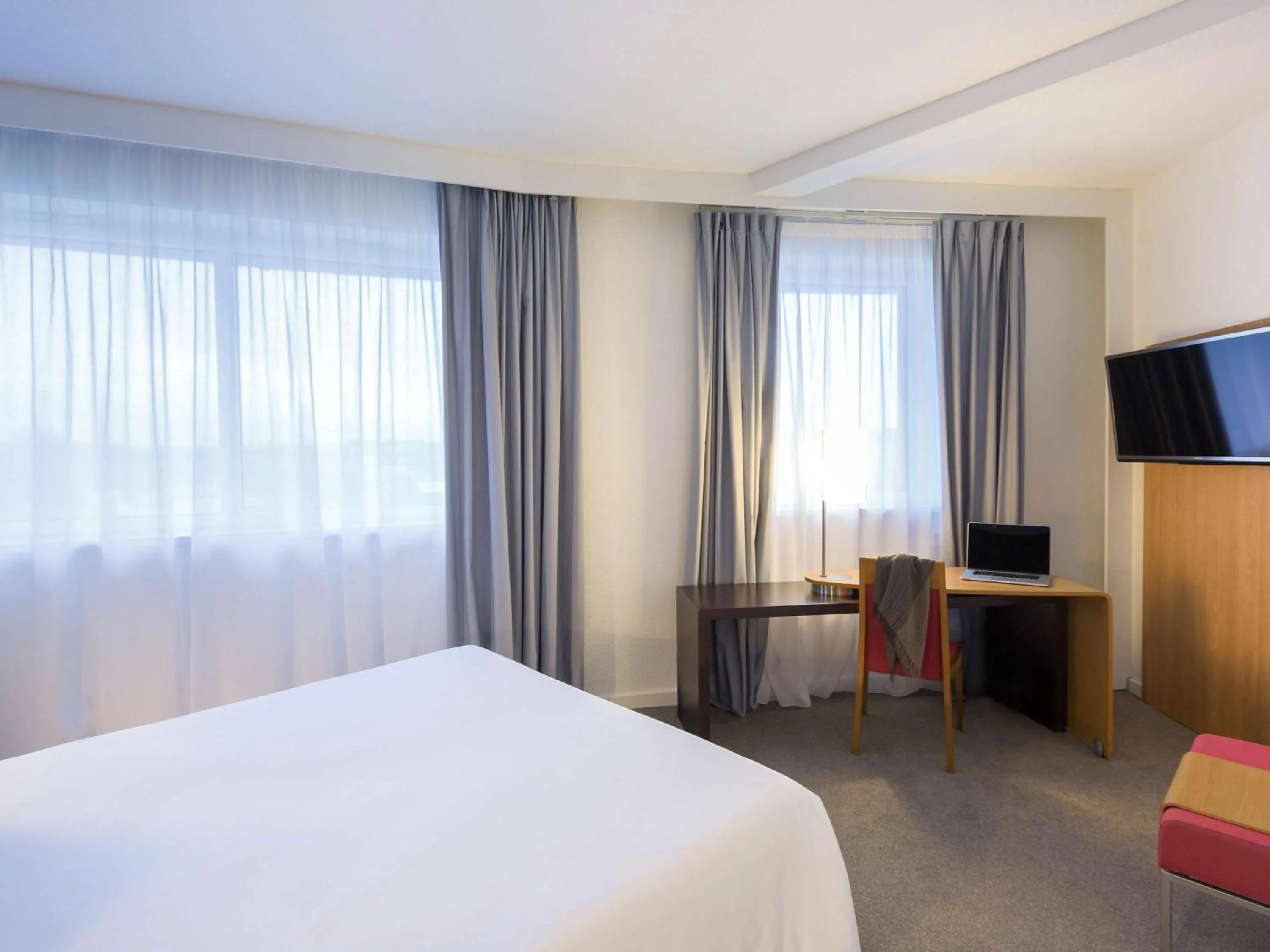 Photo of the whole room, Bed in Novotel Poitiers Site du Futuroscope