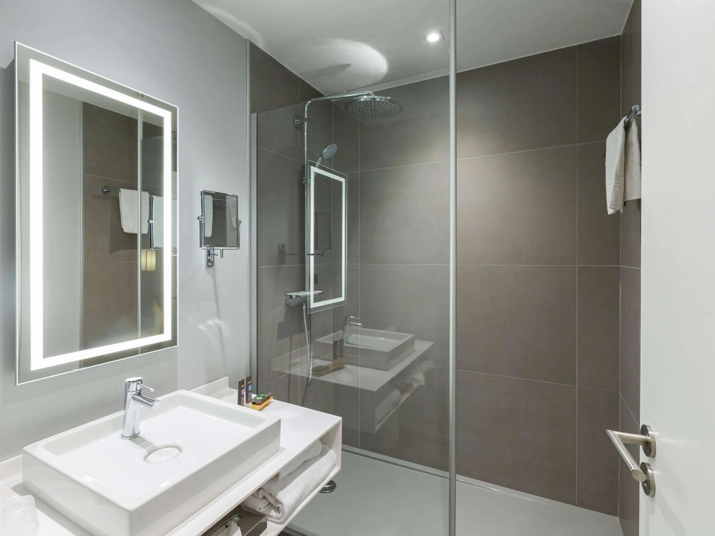 Photo of the whole room in Novotel Poitiers Site du Futuroscope