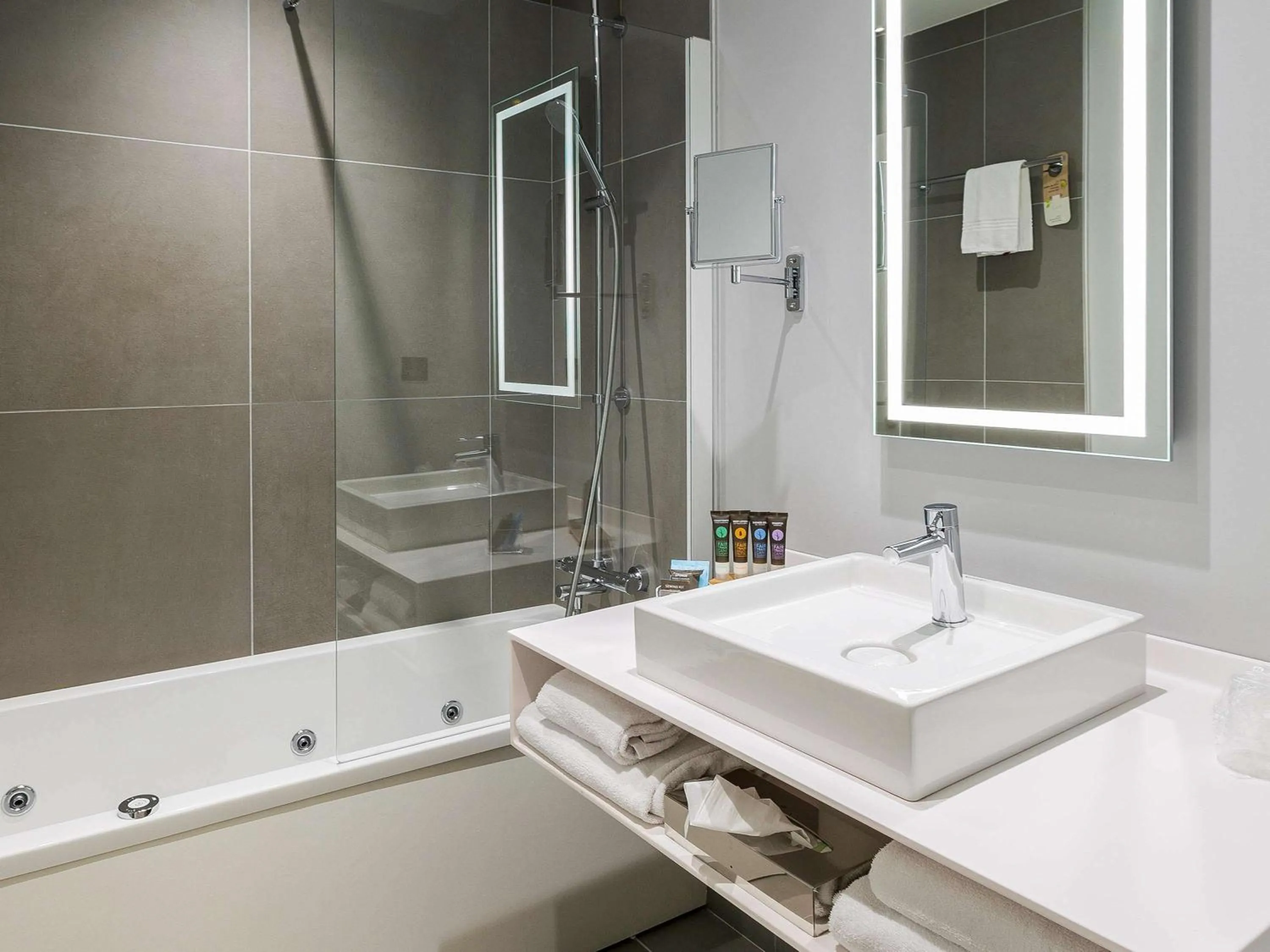 Photo of the whole room in Novotel Poitiers Site du Futuroscope