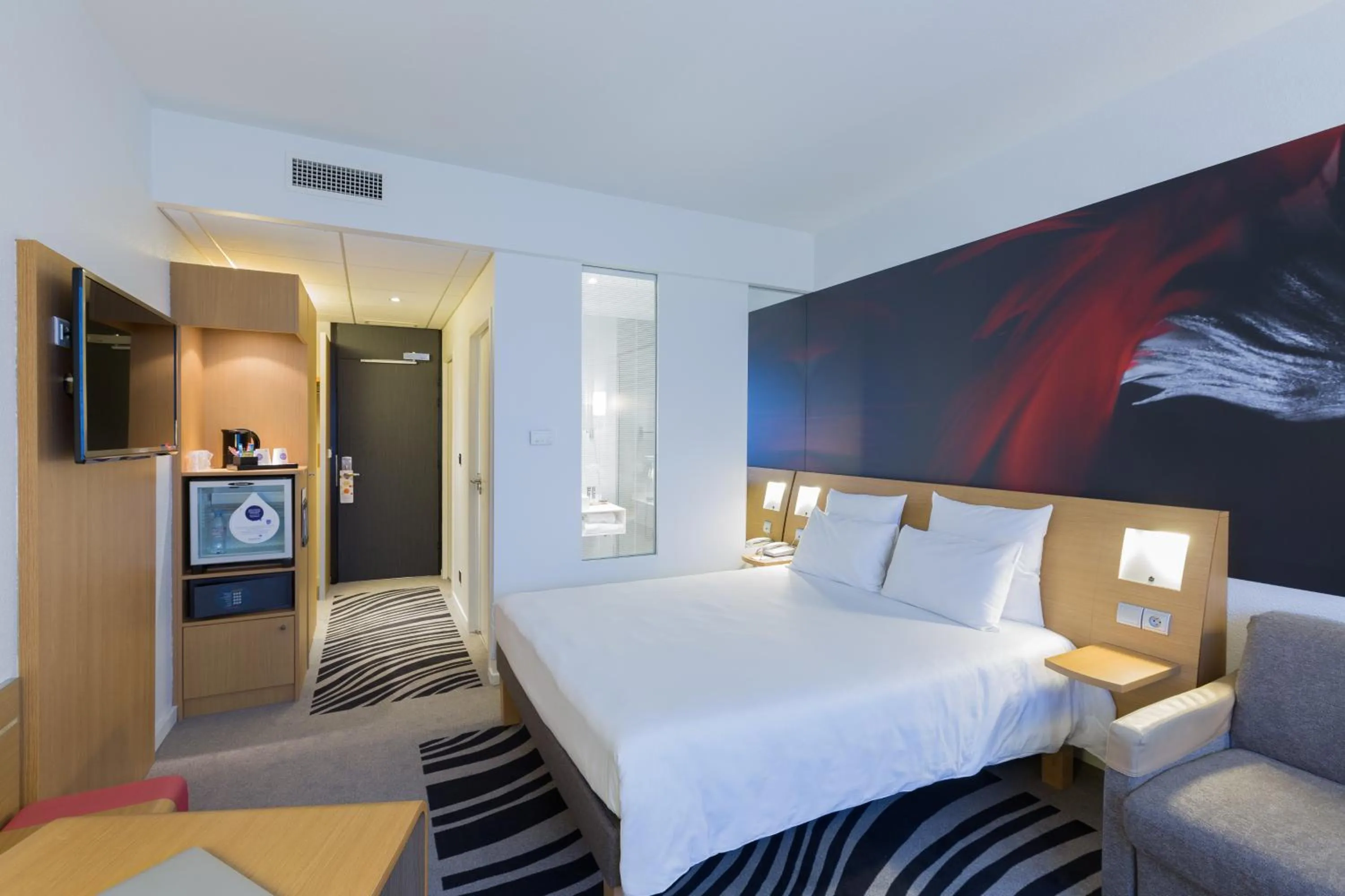 Photo of the whole room, Bed in Novotel Poitiers Site du Futuroscope