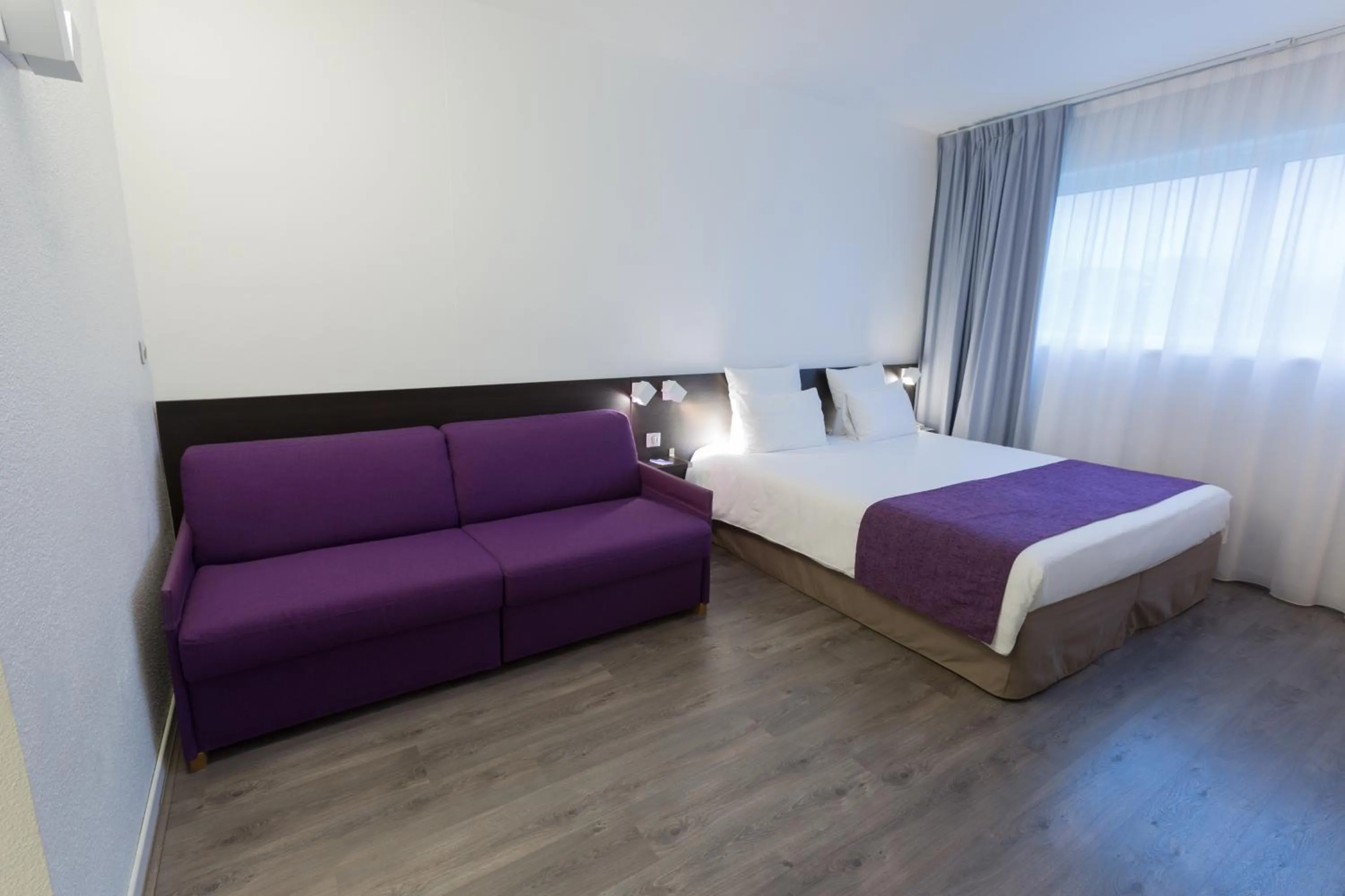 Photo of the whole room, Bed in Novotel Poitiers Site du Futuroscope