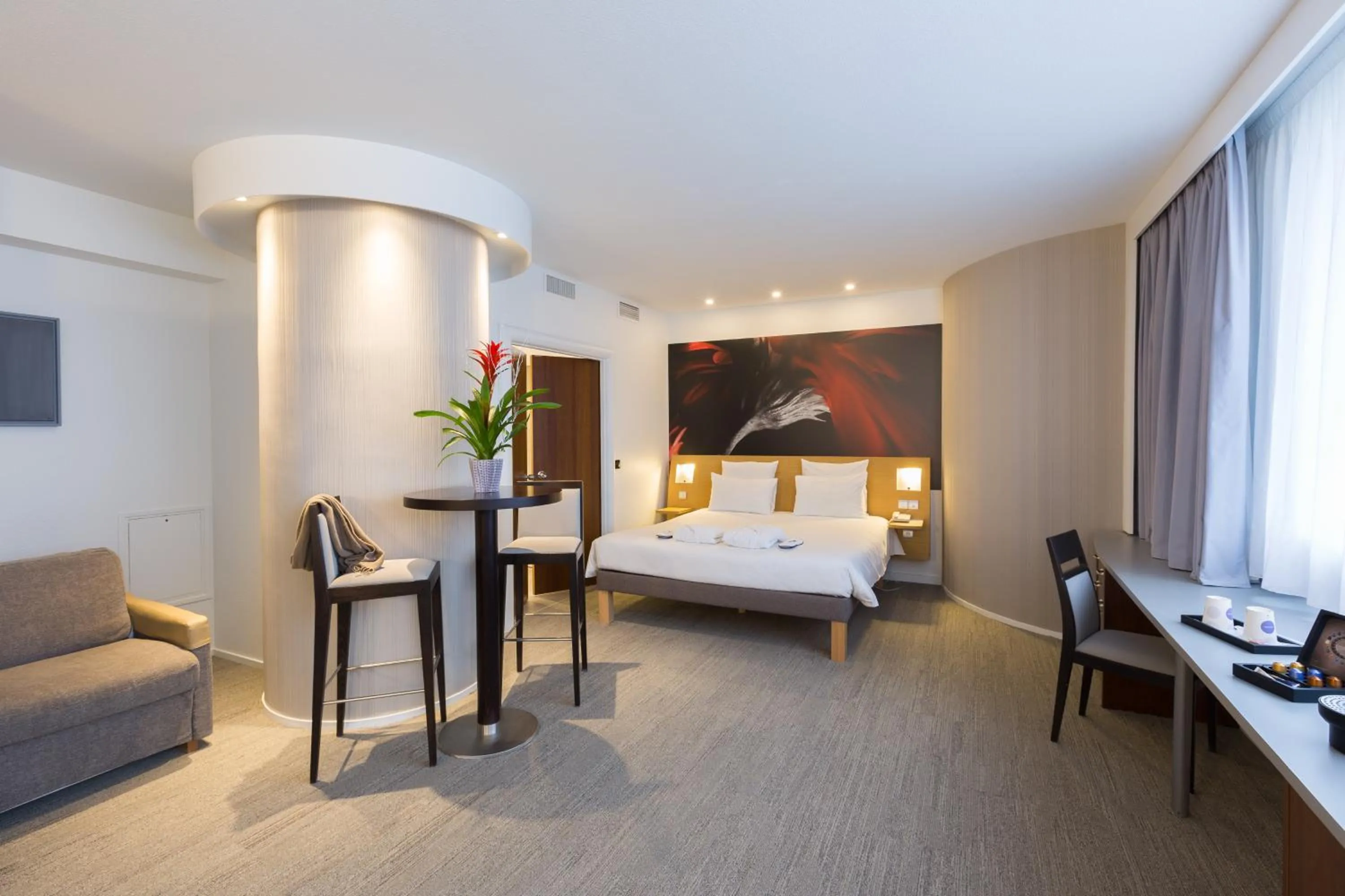 Photo of the whole room, Bed in Novotel Poitiers Site du Futuroscope