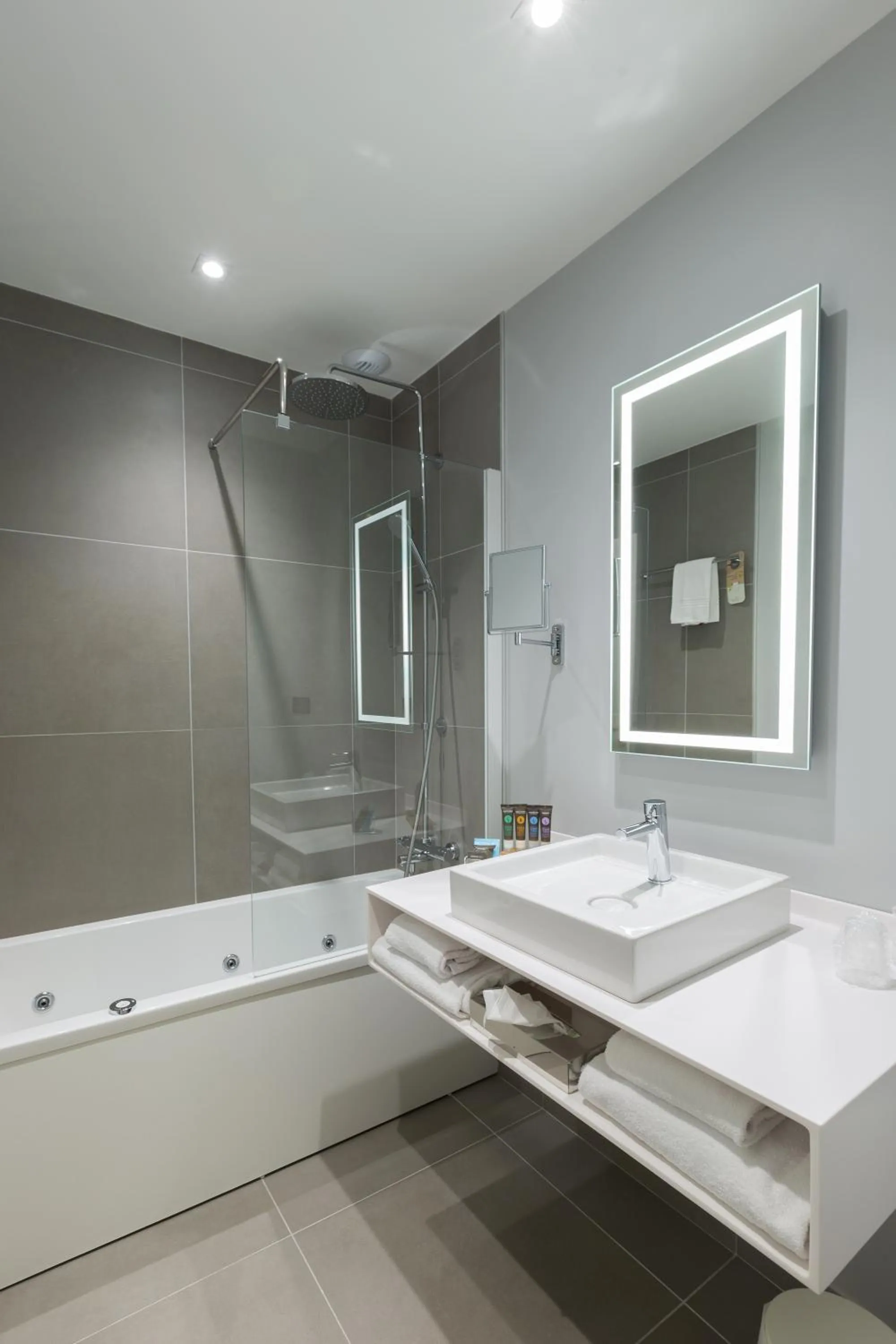 Bathroom in Novotel Poitiers Site du Futuroscope