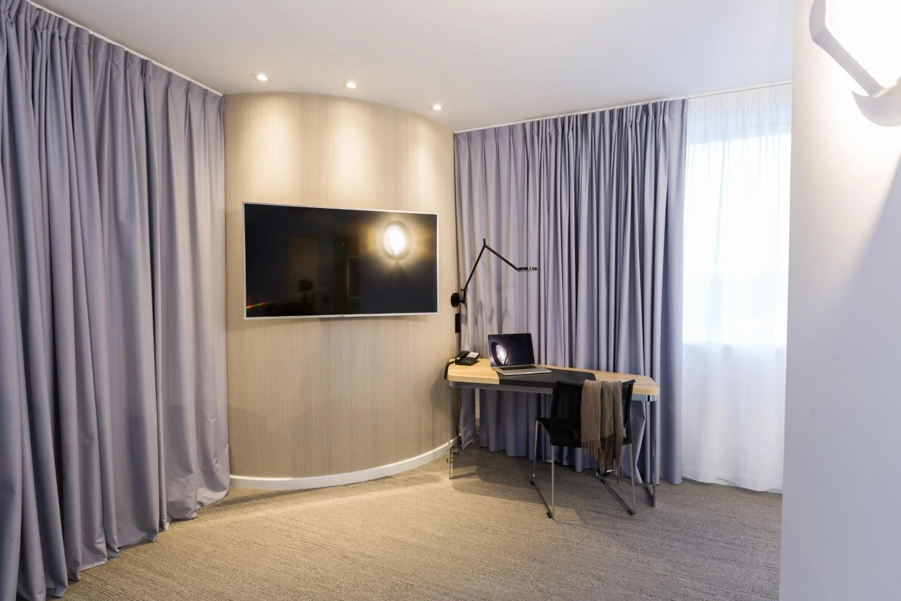 Photo of the whole room in Novotel Poitiers Site du Futuroscope