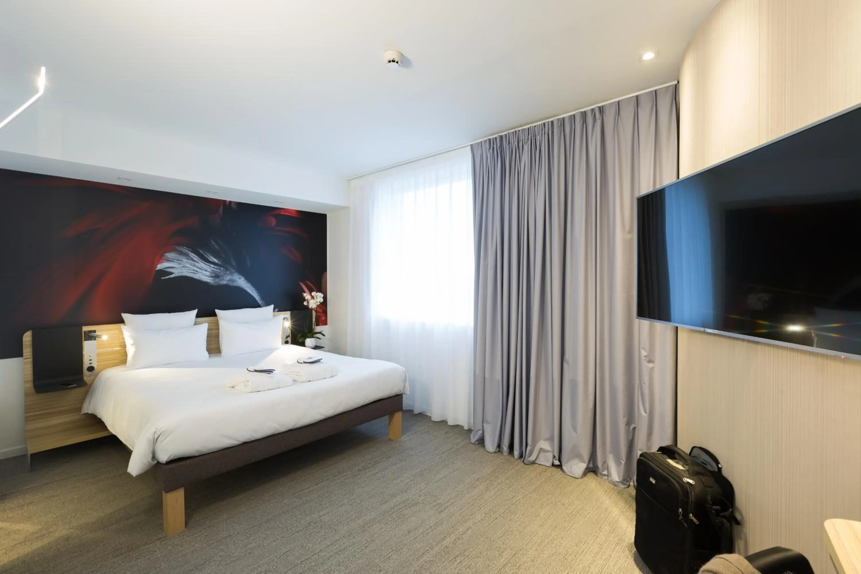 Photo of the whole room, Bed in Novotel Poitiers Site du Futuroscope