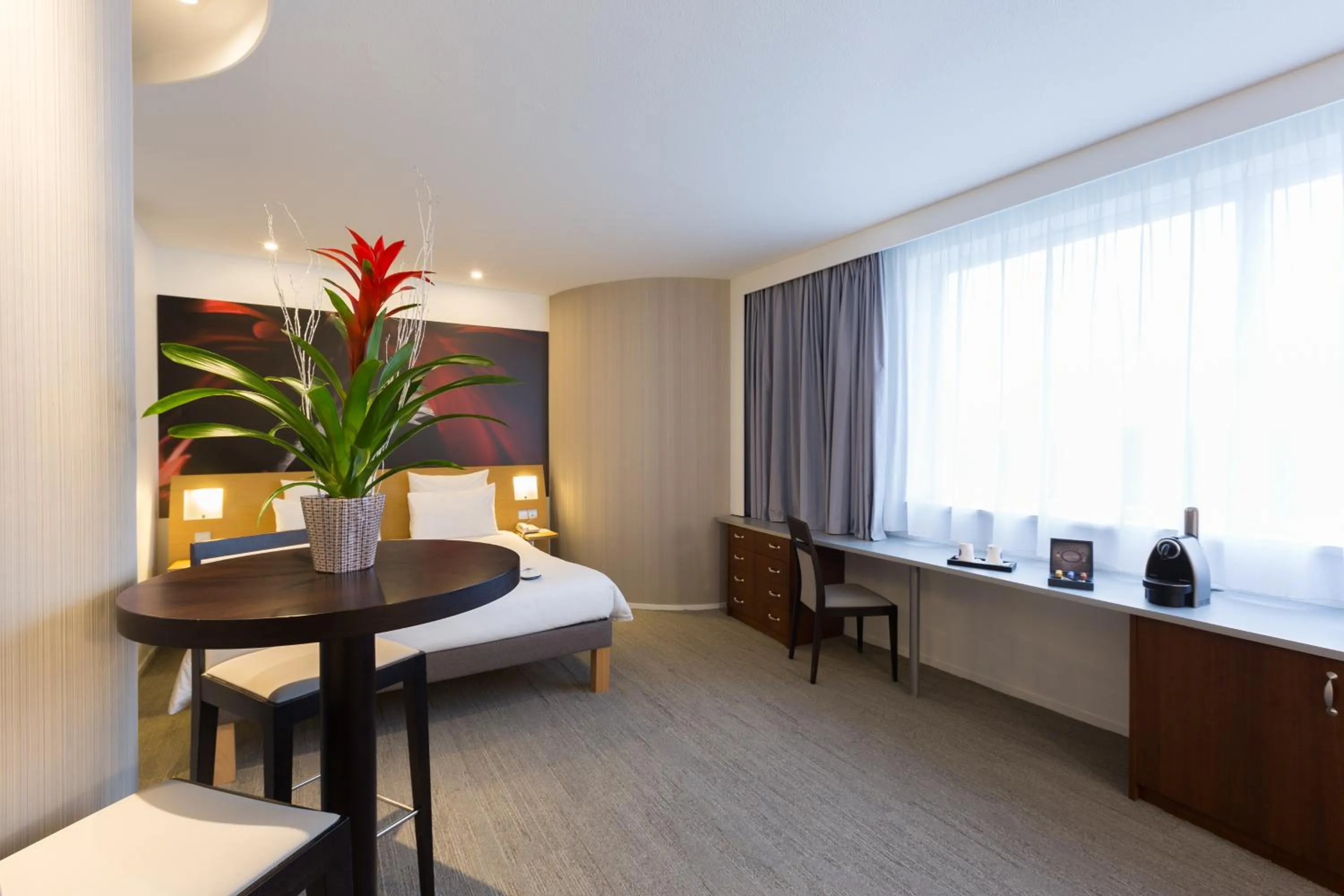 Photo of the whole room, Bed in Novotel Poitiers Site du Futuroscope