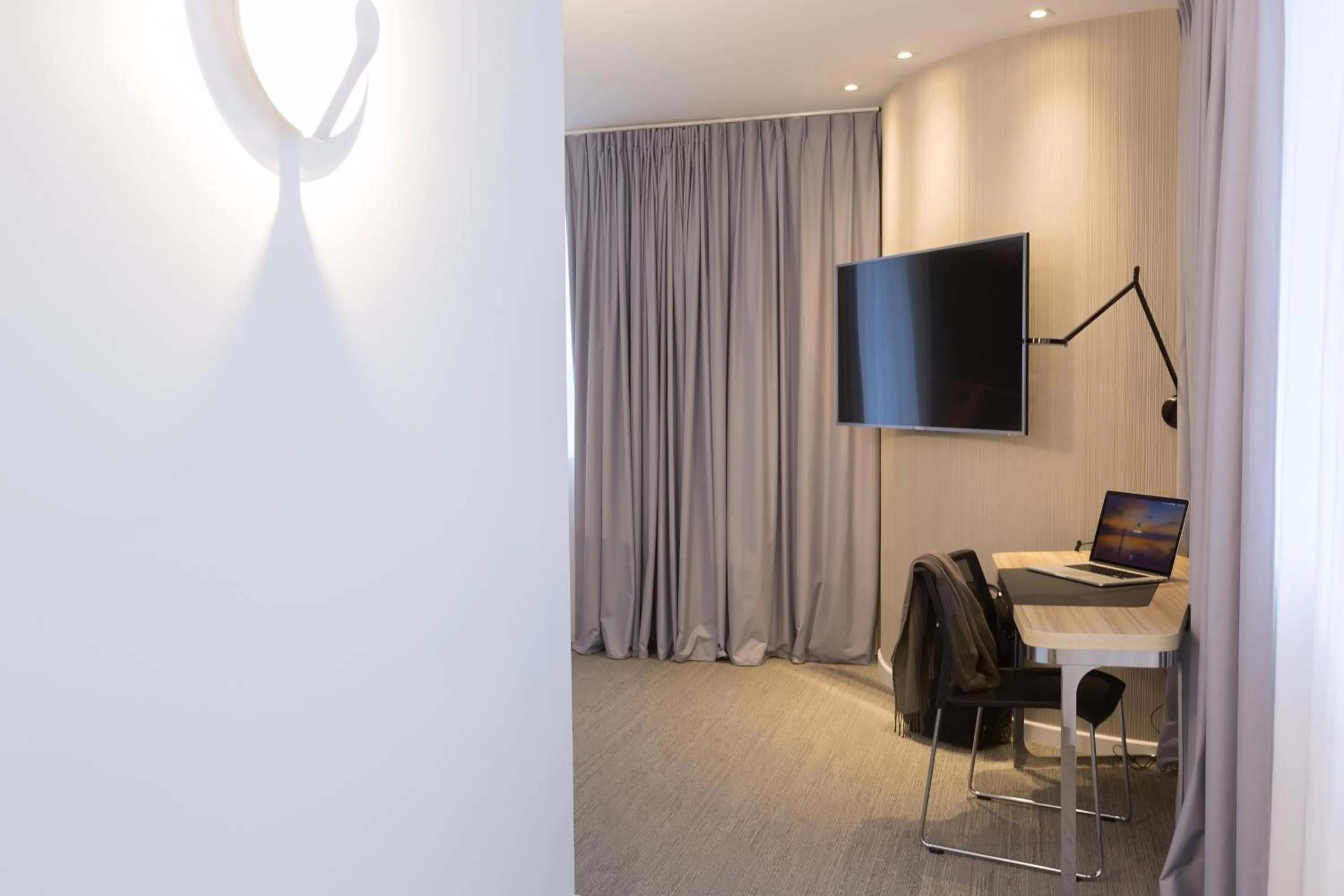 Photo of the whole room in Novotel Poitiers Site du Futuroscope