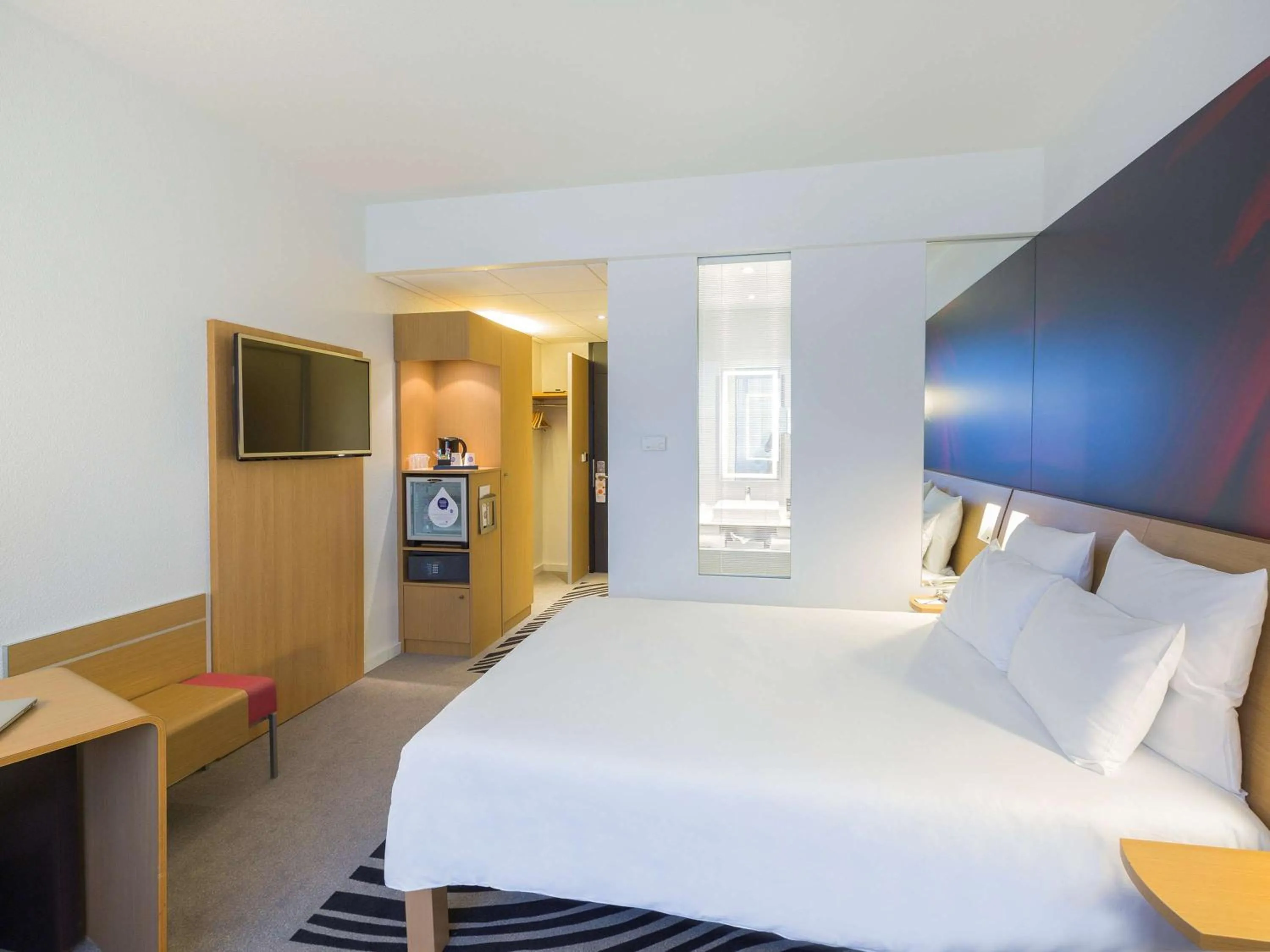 Photo of the whole room, Bed in Novotel Poitiers Site du Futuroscope