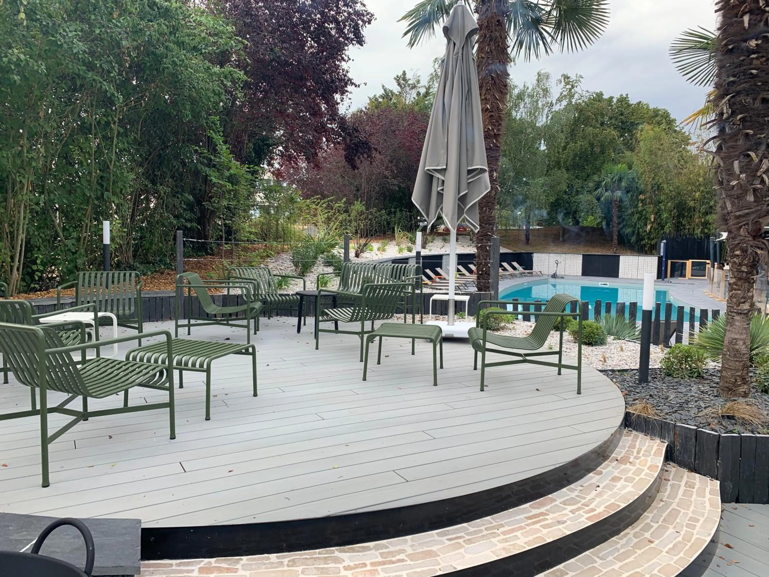 Patio in Novotel Poitiers Site du Futuroscope
