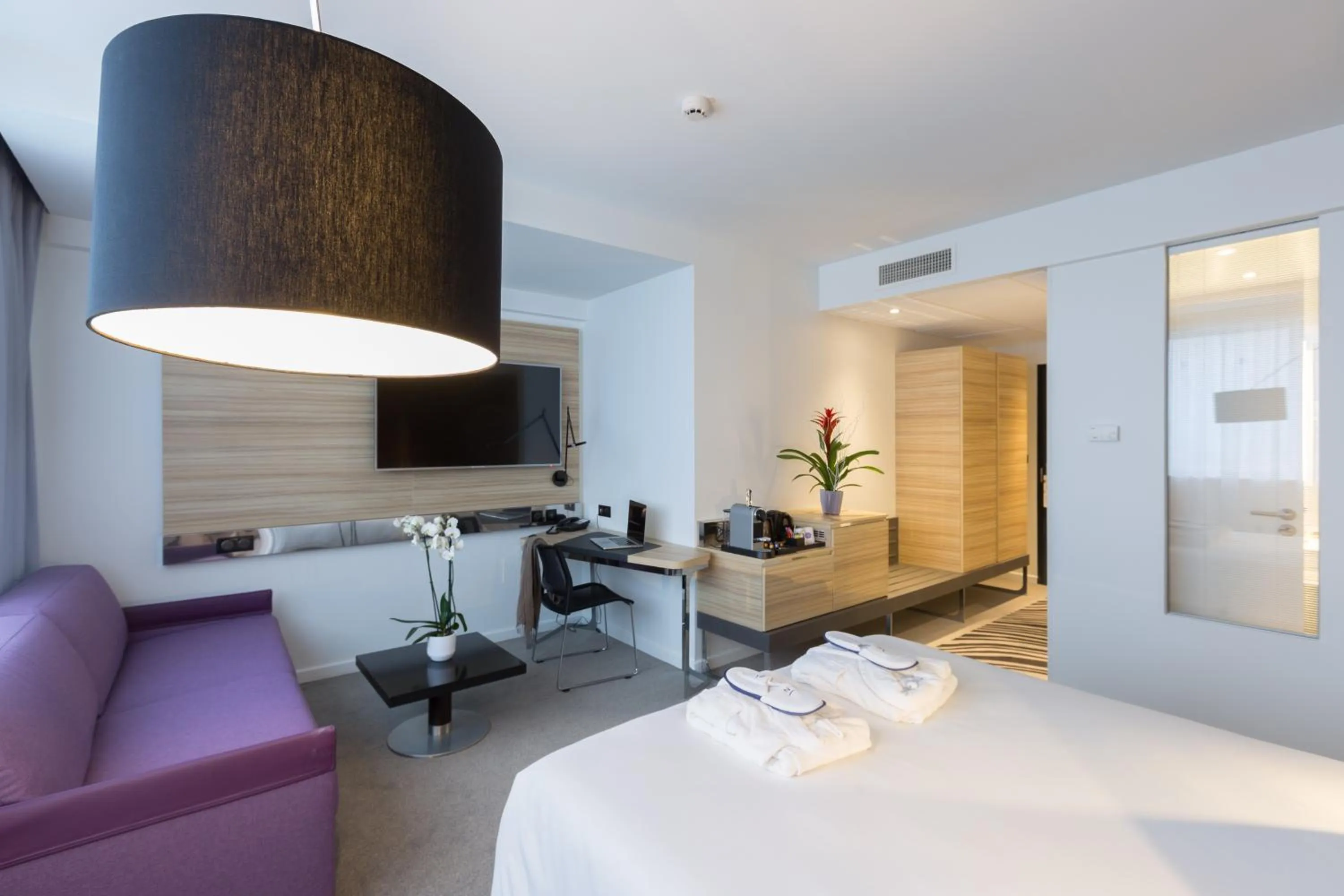 Photo of the whole room, Bed in Novotel Poitiers Site du Futuroscope