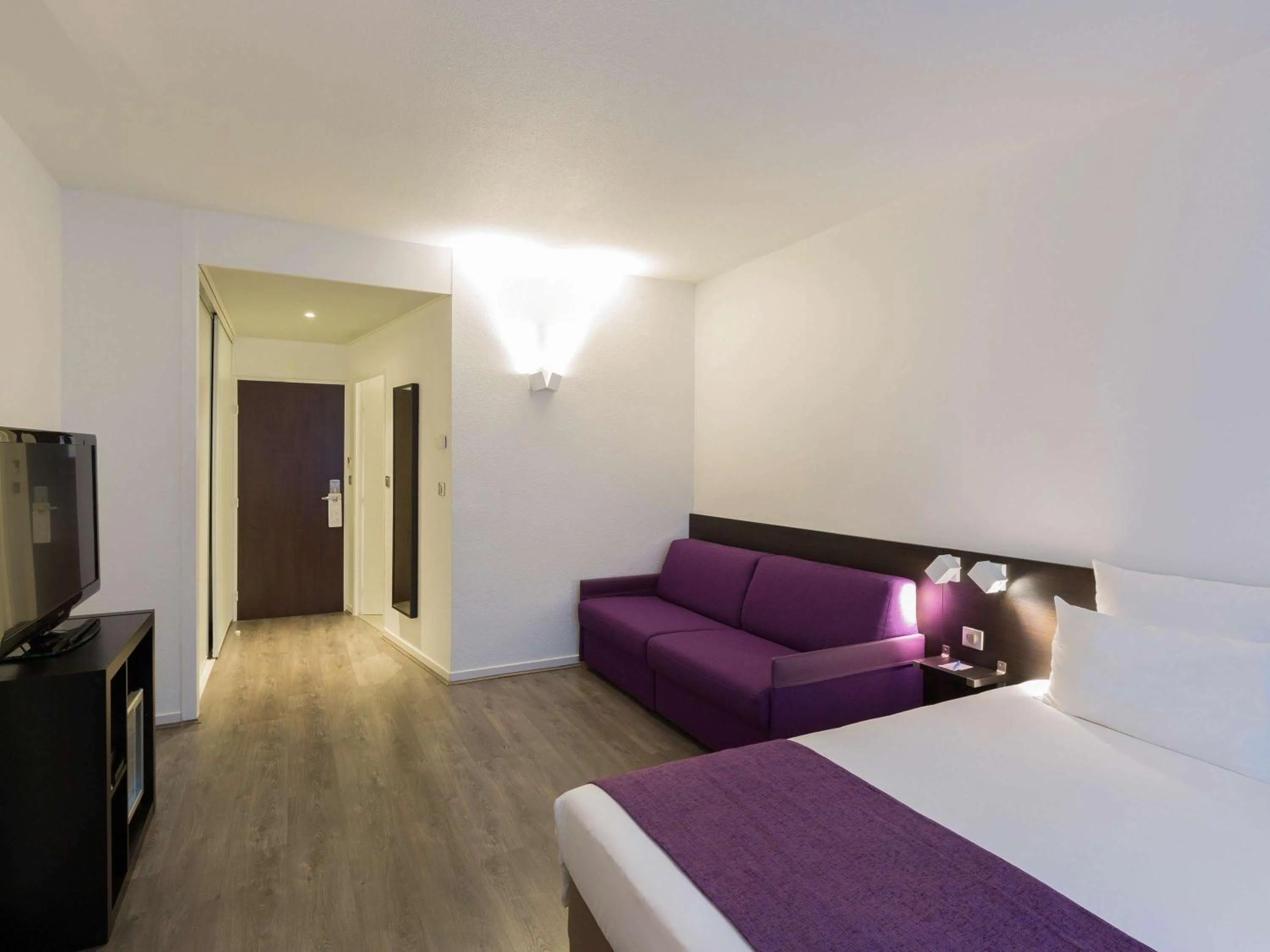 Photo of the whole room, Bed in Novotel Poitiers Site du Futuroscope