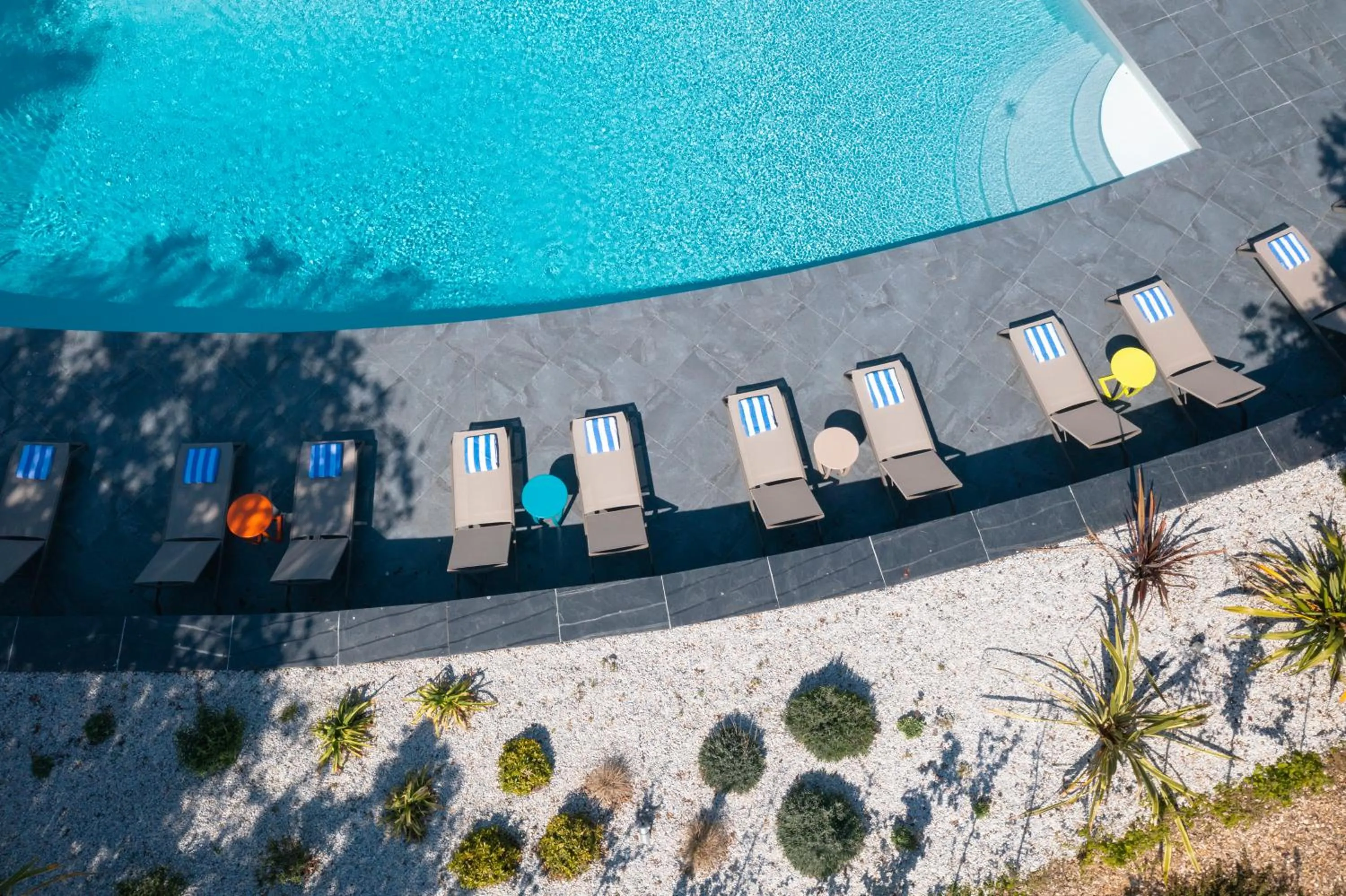 Pool view in Novotel Poitiers Site du Futuroscope