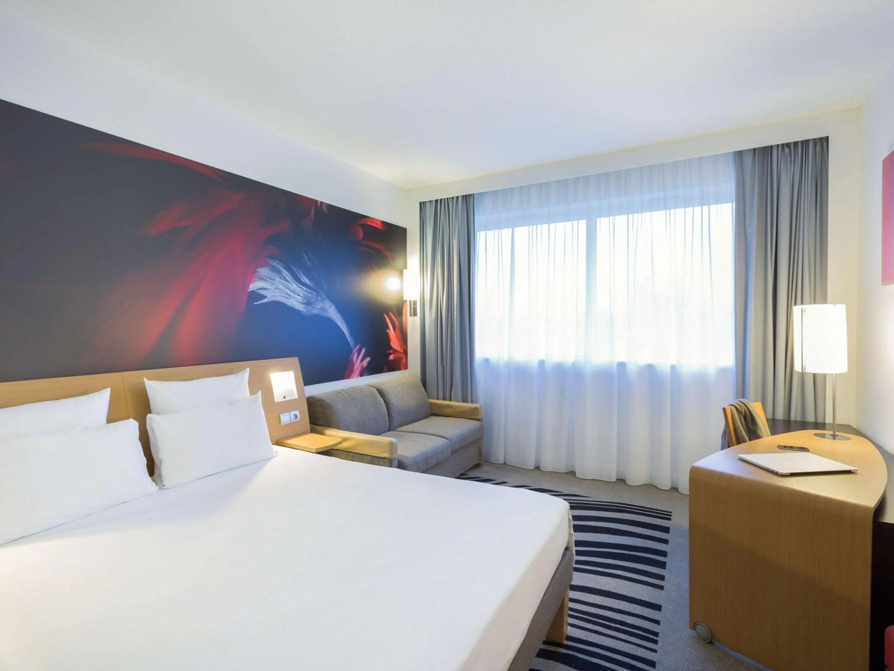 Photo of the whole room, Bed in Novotel Poitiers Site du Futuroscope