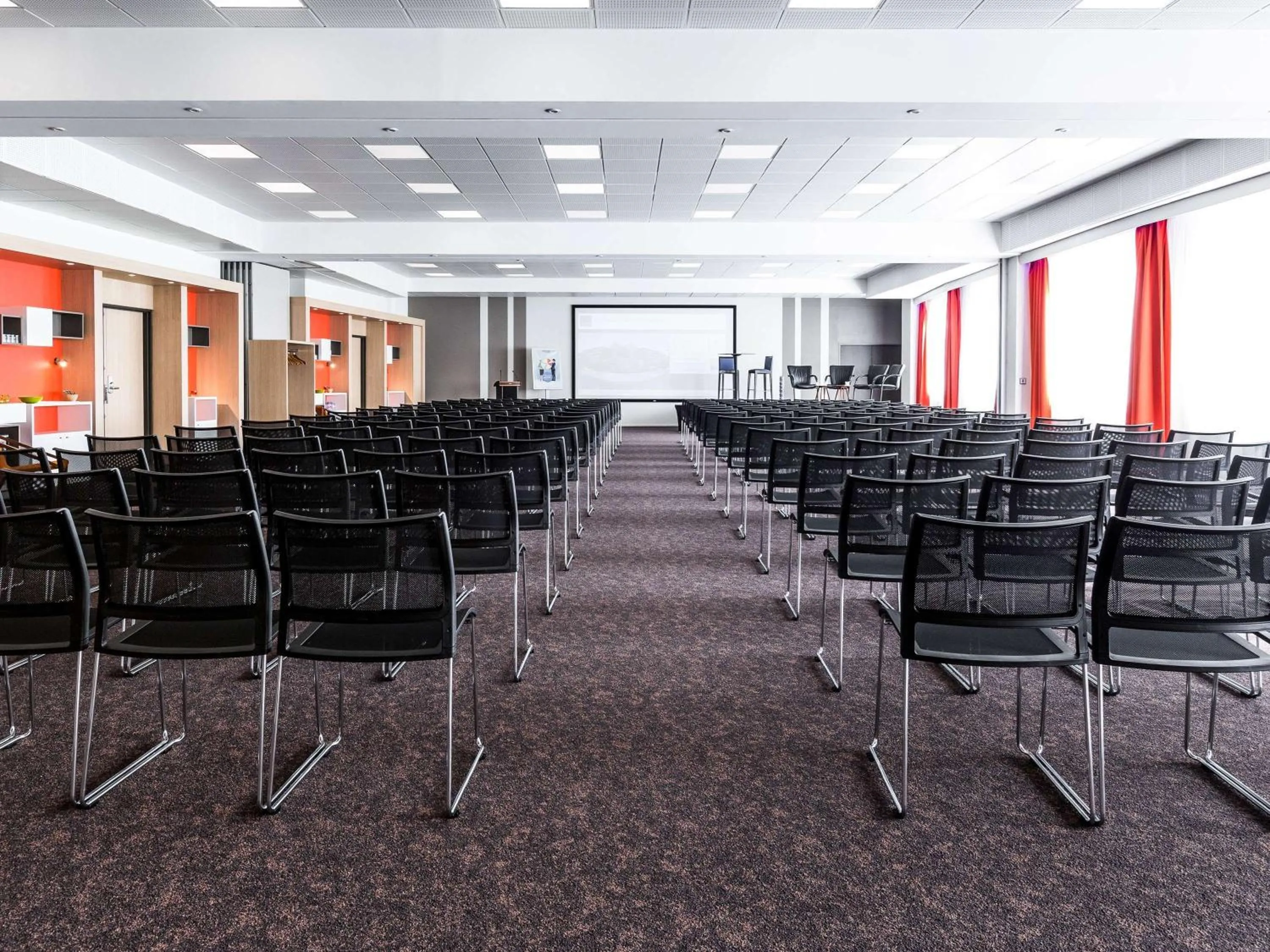 Meeting/conference room in Novotel Poitiers Site du Futuroscope
