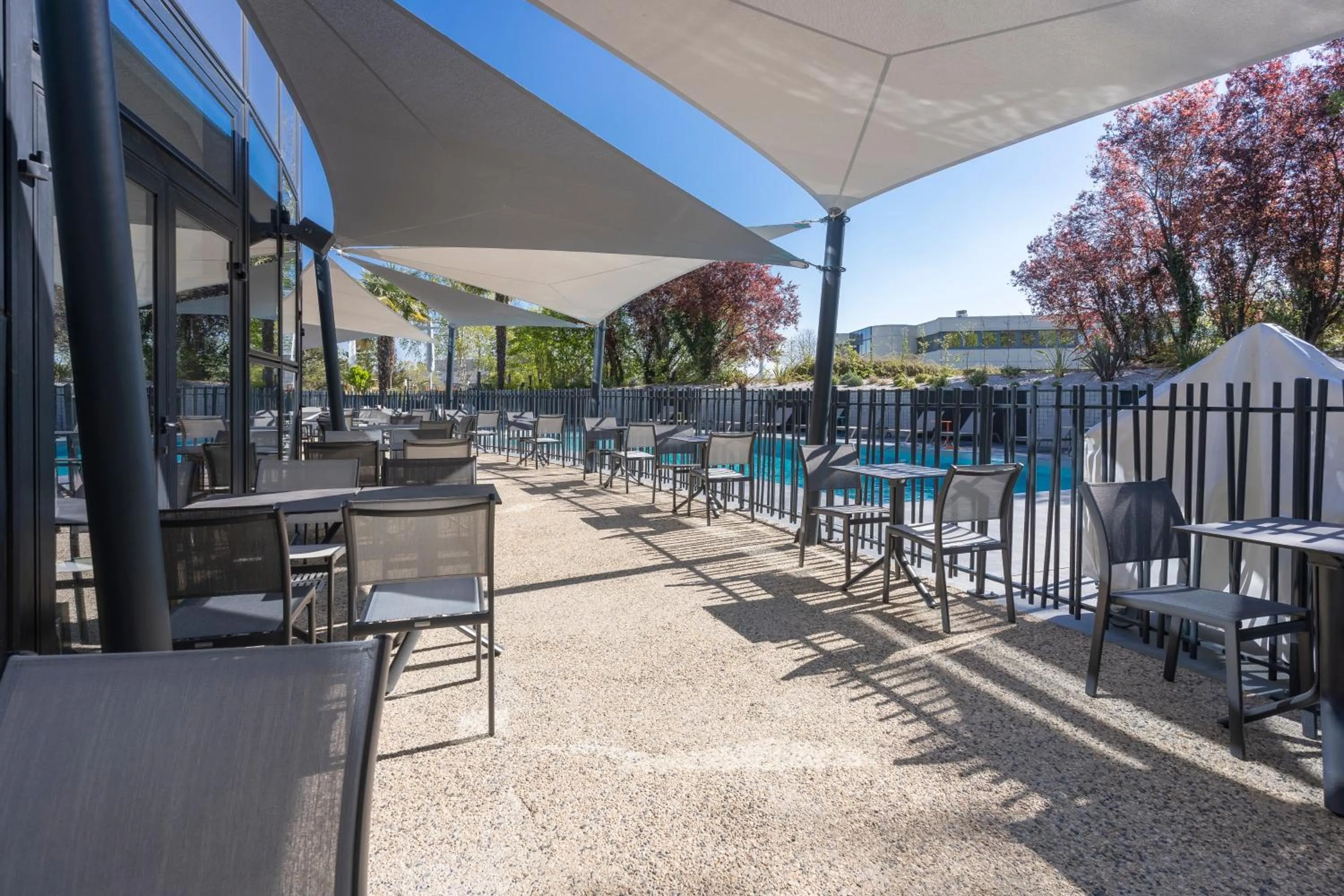 Patio in Novotel Poitiers Site du Futuroscope