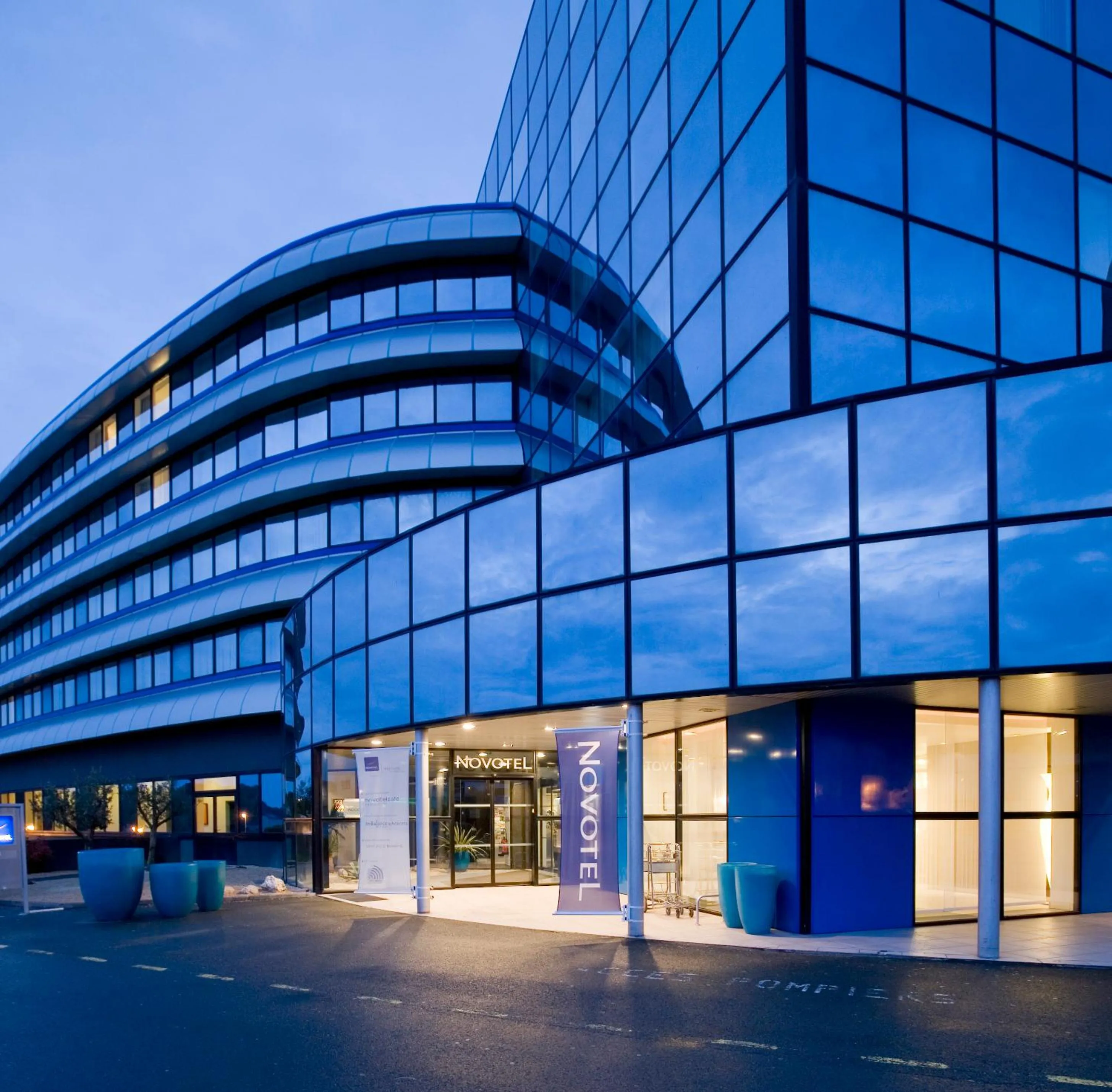 Facade/entrance in Novotel Poitiers Site du Futuroscope