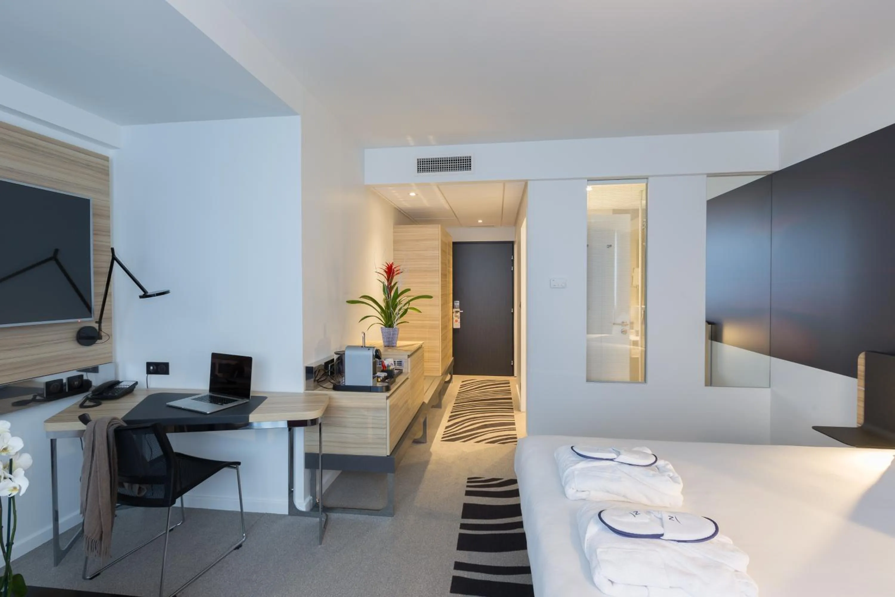 Photo of the whole room, Bed in Novotel Poitiers Site du Futuroscope