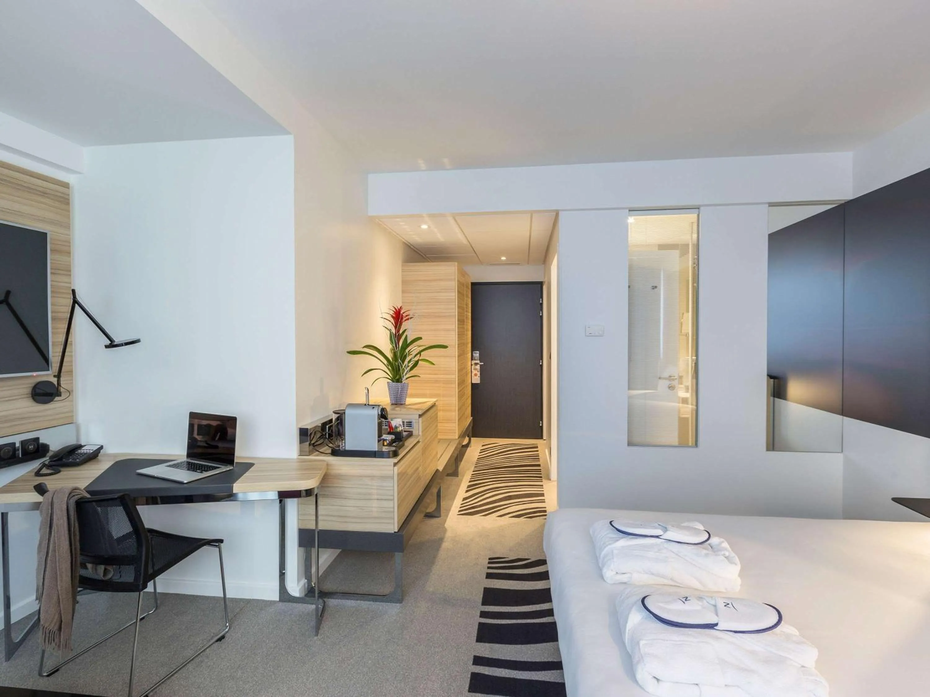 Photo of the whole room, Bed in Novotel Poitiers Site du Futuroscope