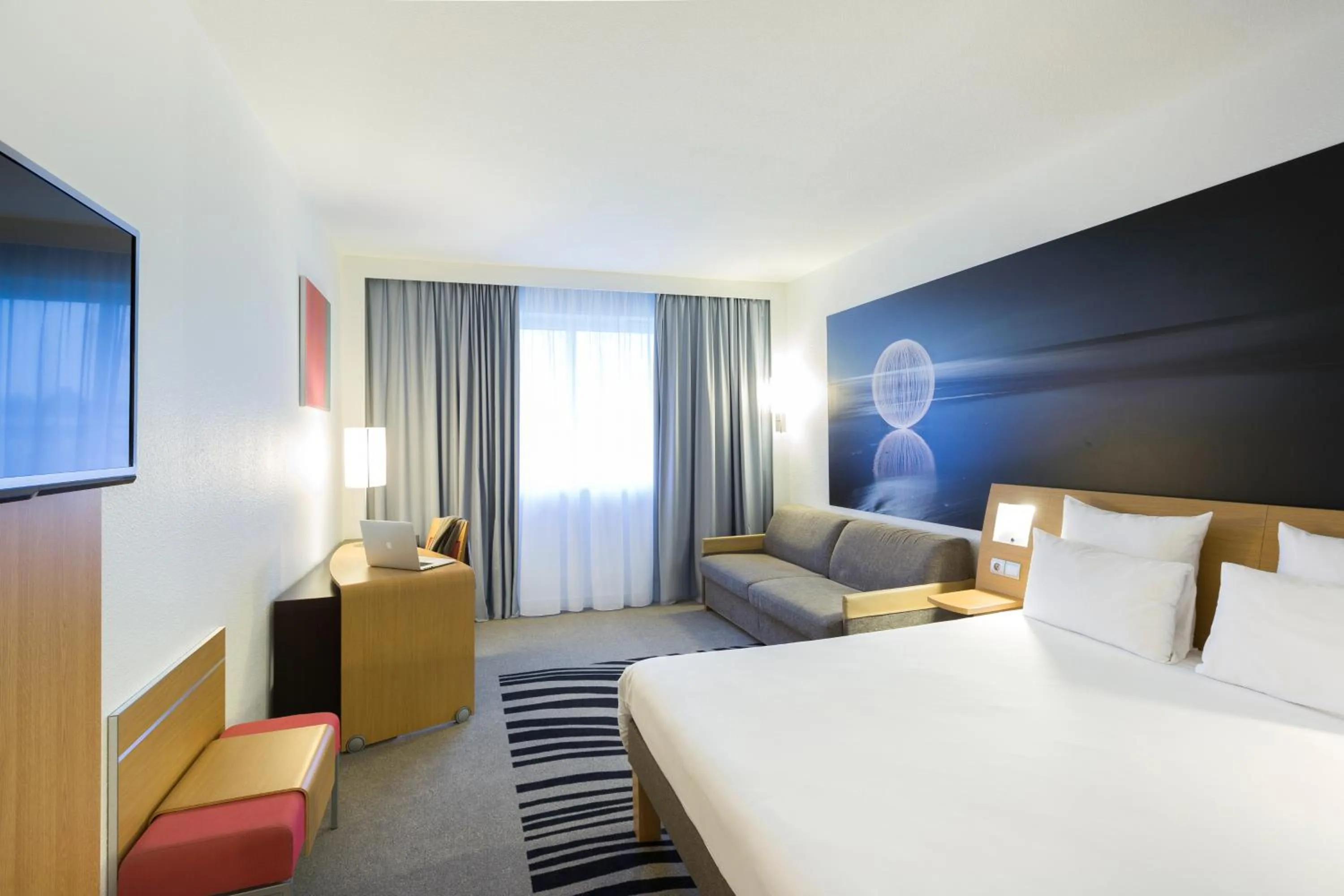 Bedroom, Bed in Novotel Poitiers Site du Futuroscope