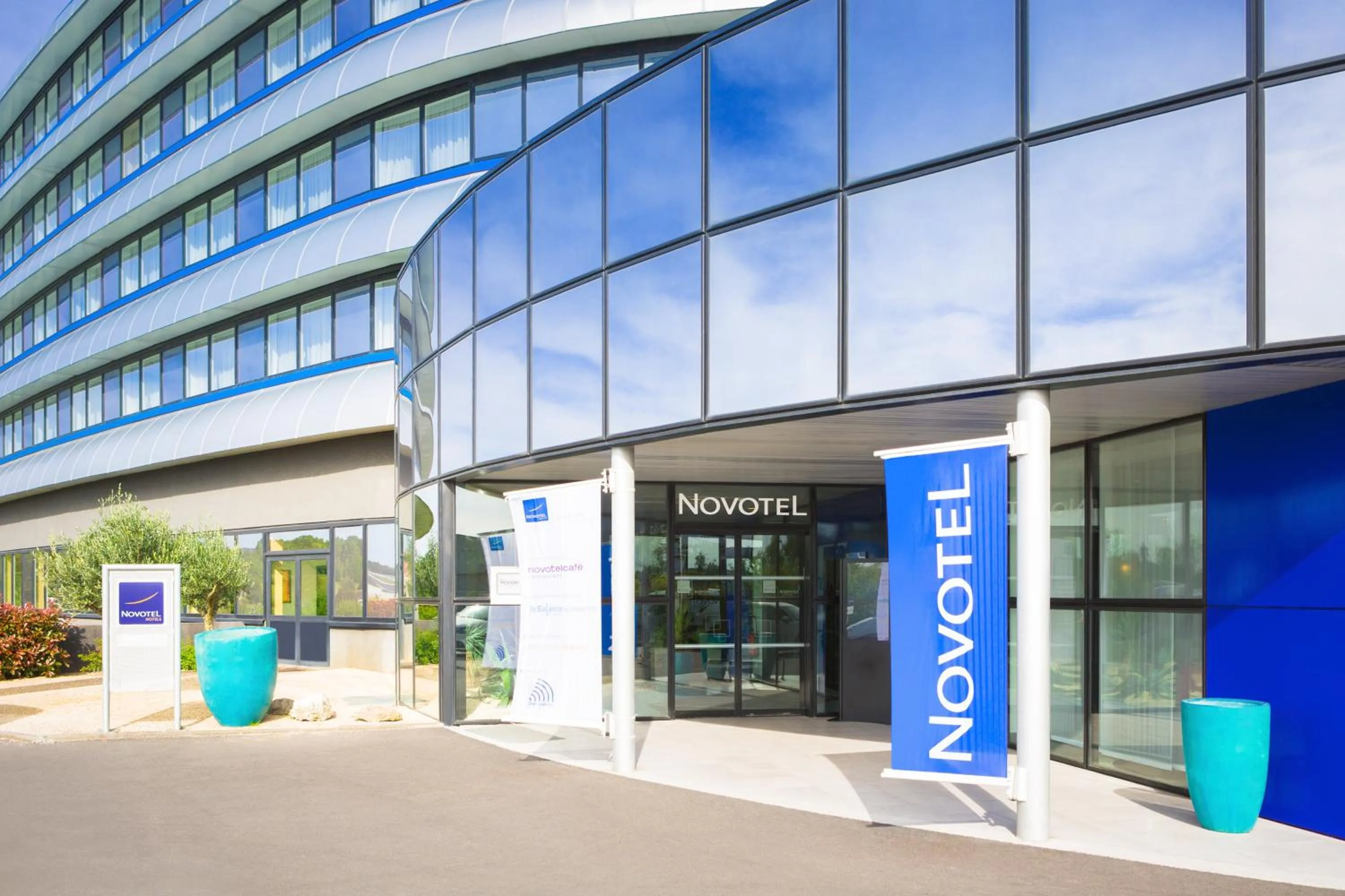 Facade/entrance in Novotel Poitiers Site du Futuroscope