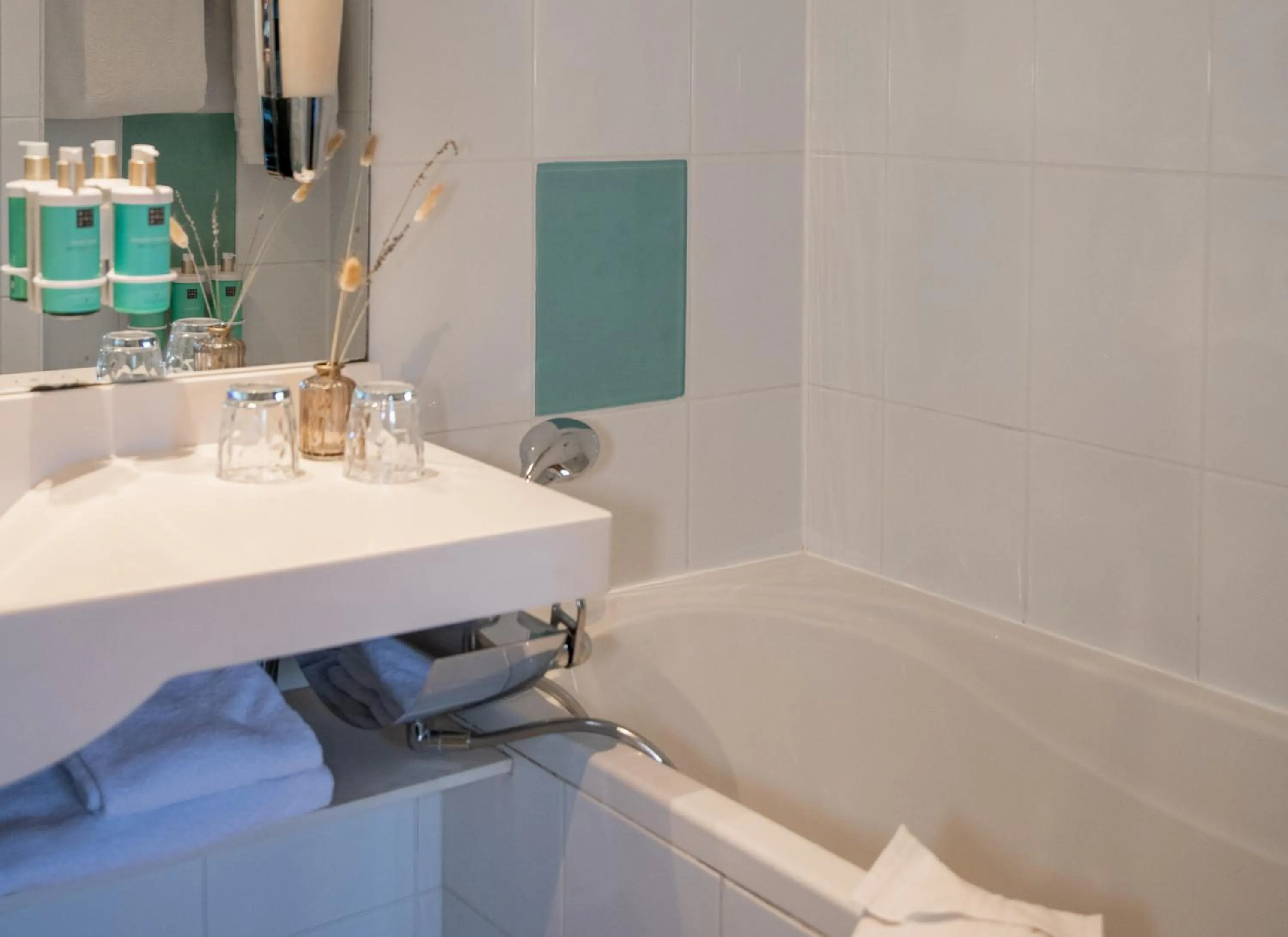 Property building in Hotel Novotel Domaine de Maffliers - Paris Val-d'Oise