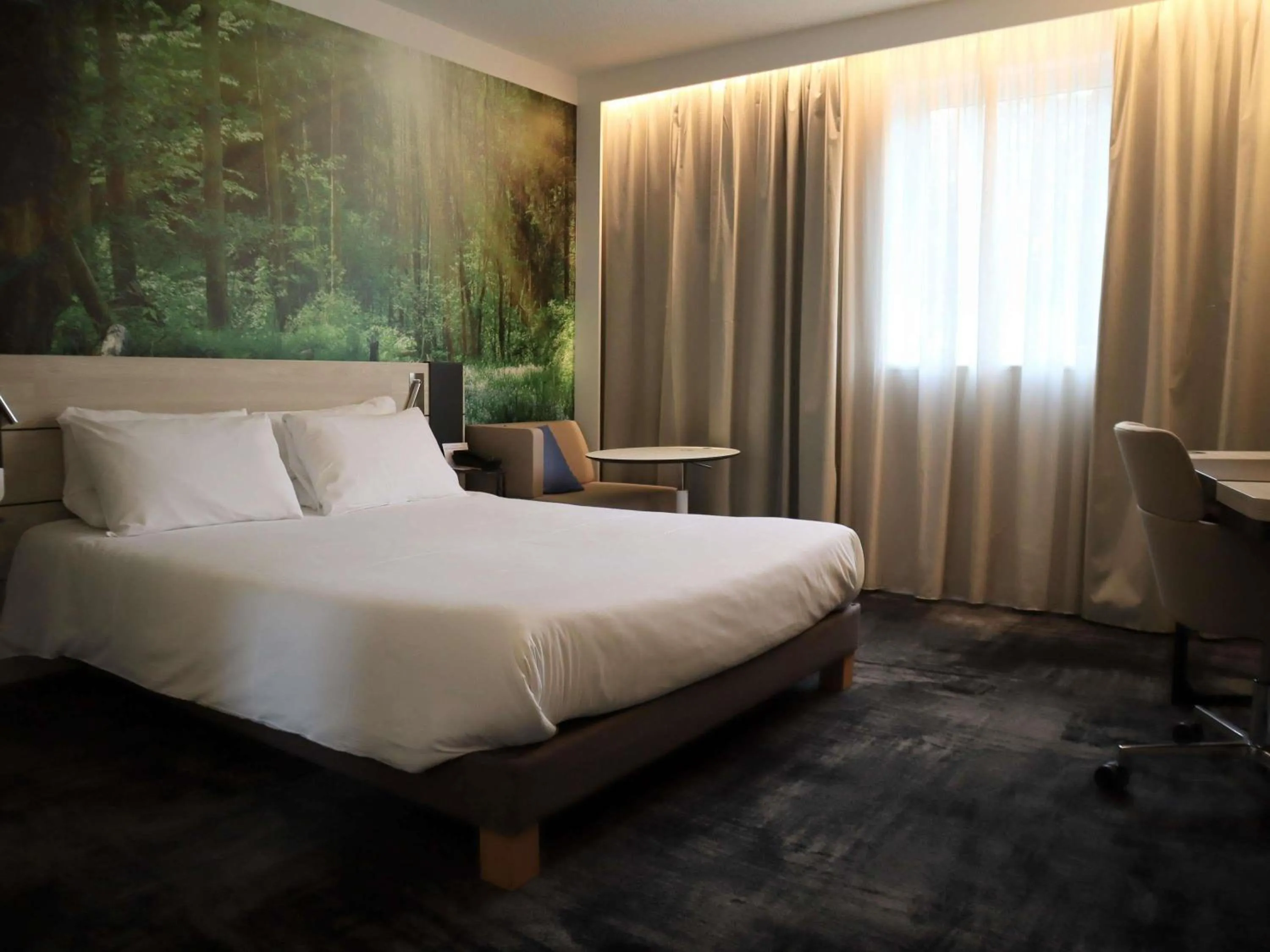 Bedroom, Bed in Novotel Rennes Alma