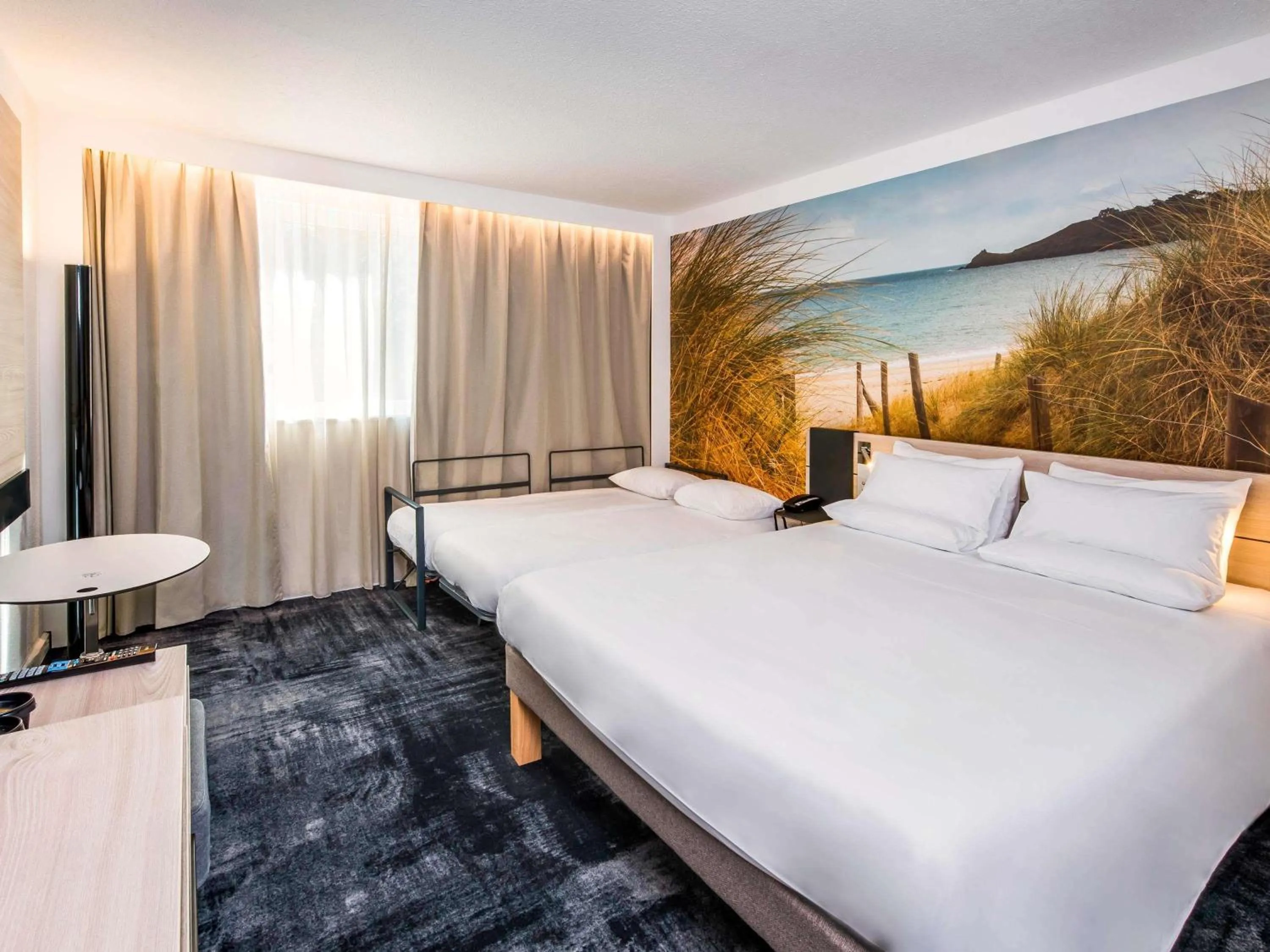 Bedroom, Bed in Novotel Rennes Alma