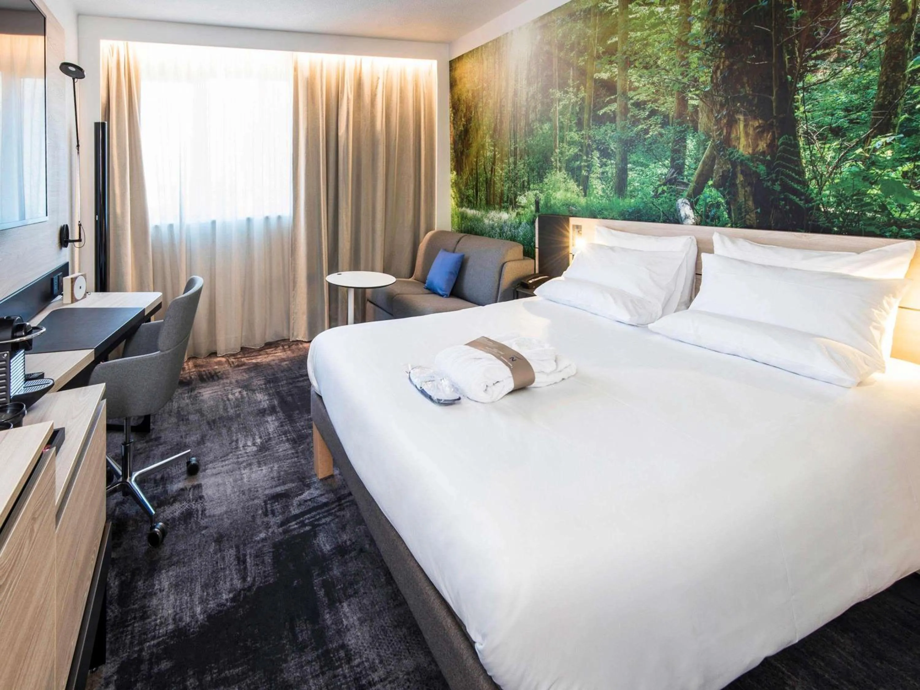 Bedroom, Bed in Novotel Rennes Alma