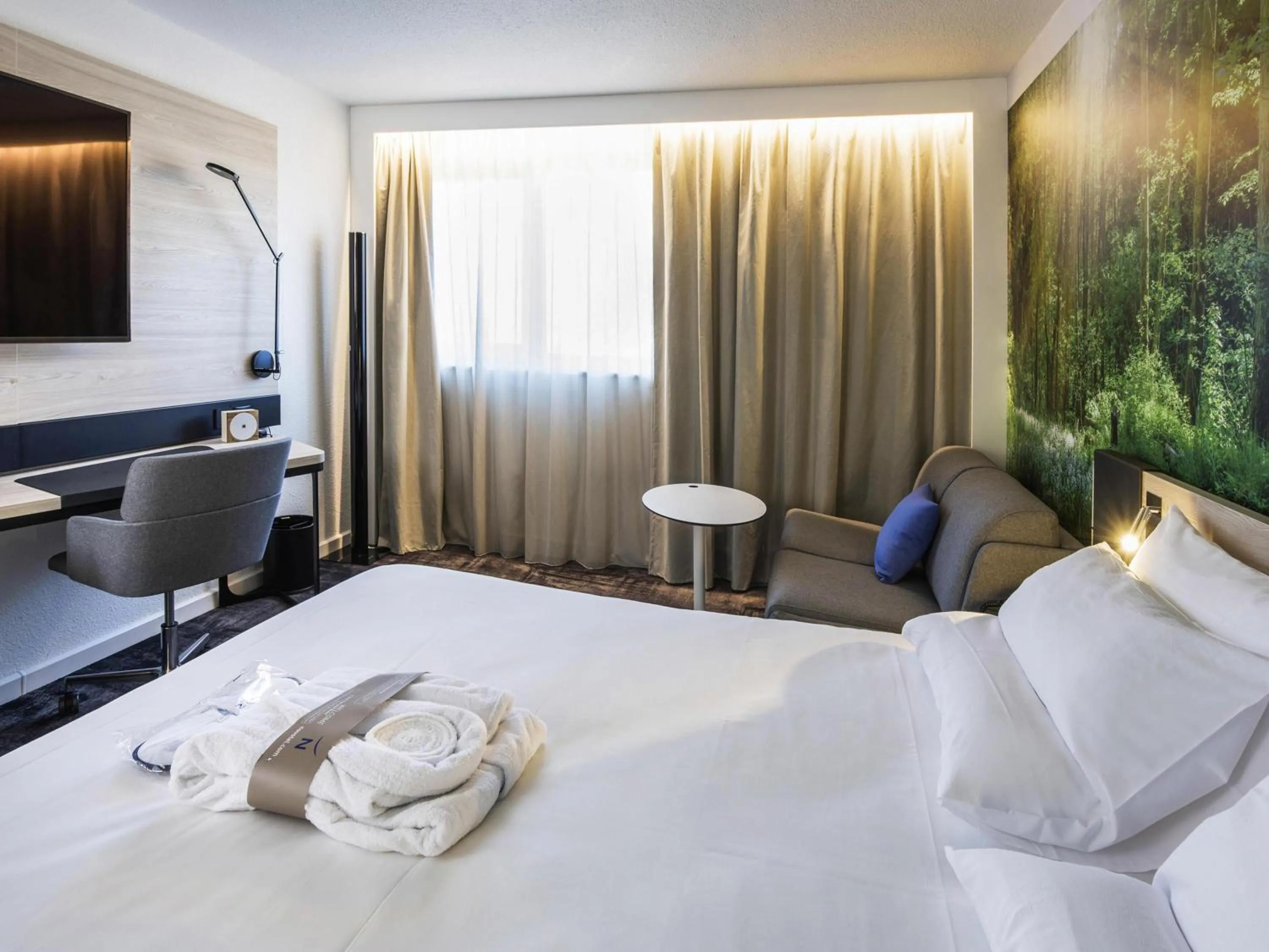 Bedroom, Bed in Novotel Rennes Alma