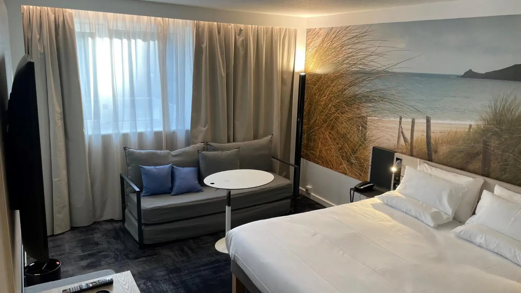 Superior Room with One Queen Bed and Two Twin Sofa Beds in Novotel Rennes Alma Superior Room with One Queen Bed and Two Twin Sofa Beds in Novotel Rennes Alma