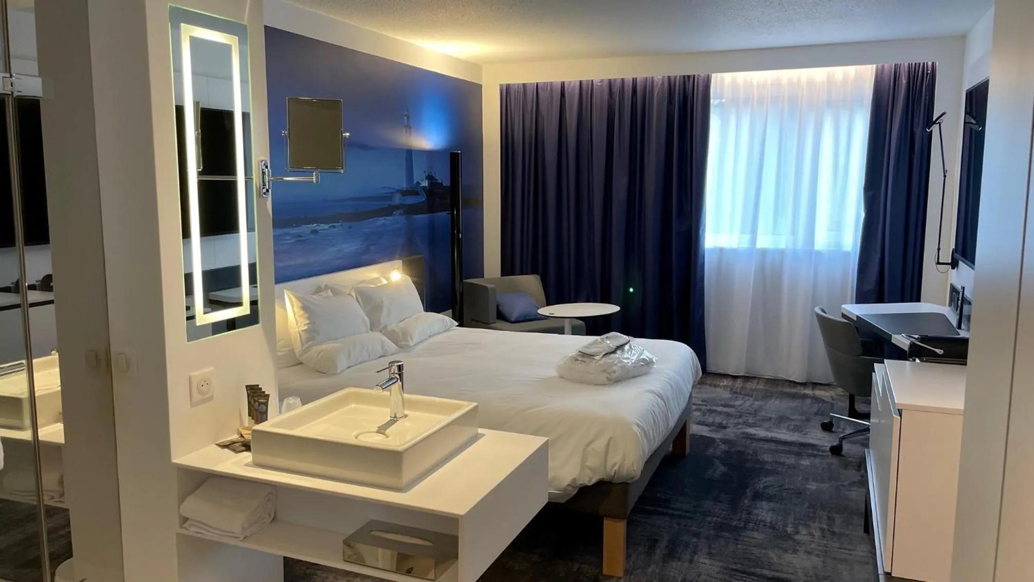 Photo of the whole room, Bed in Novotel Rennes Alma