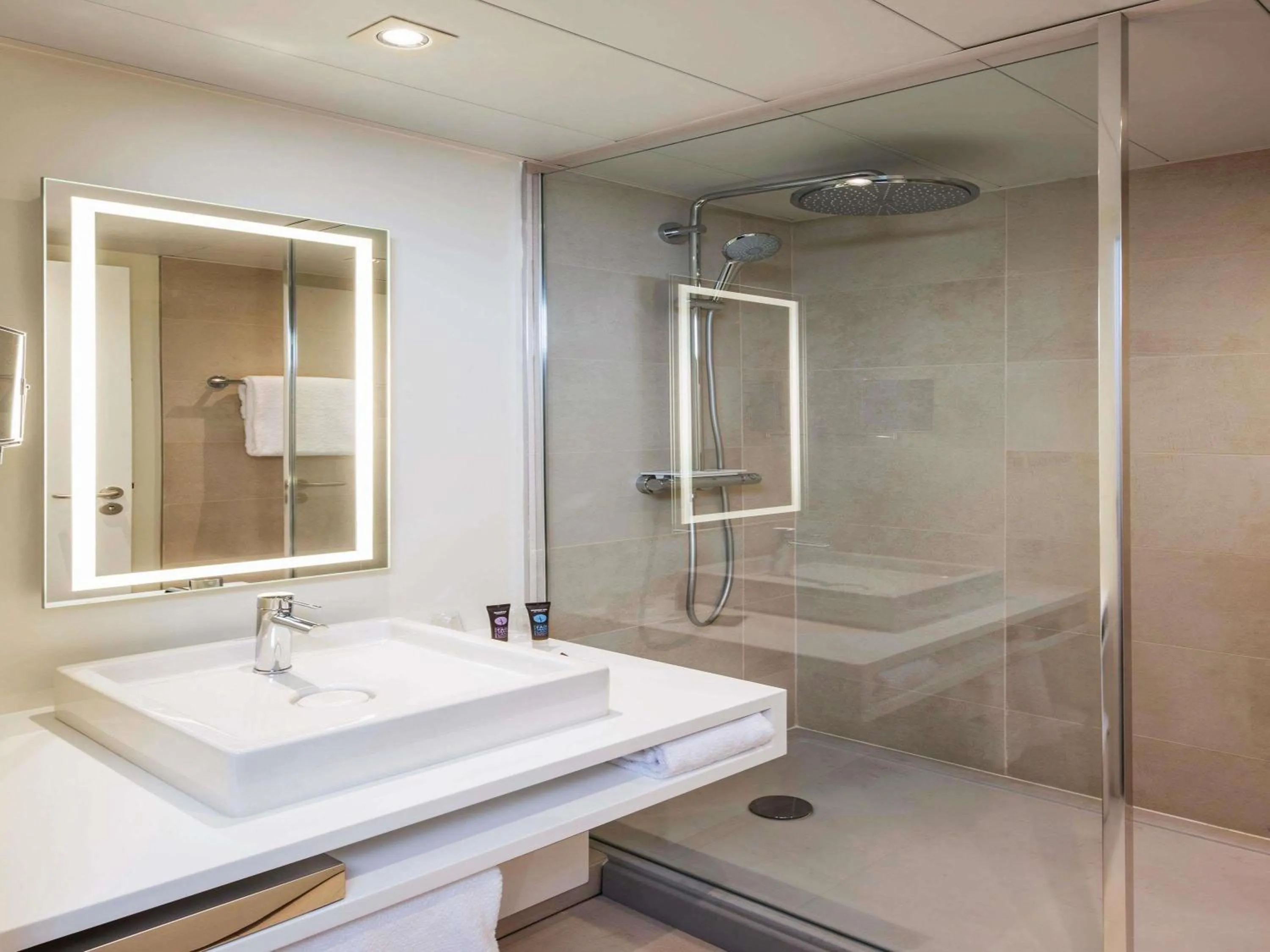 Bedroom in Novotel Rennes Alma