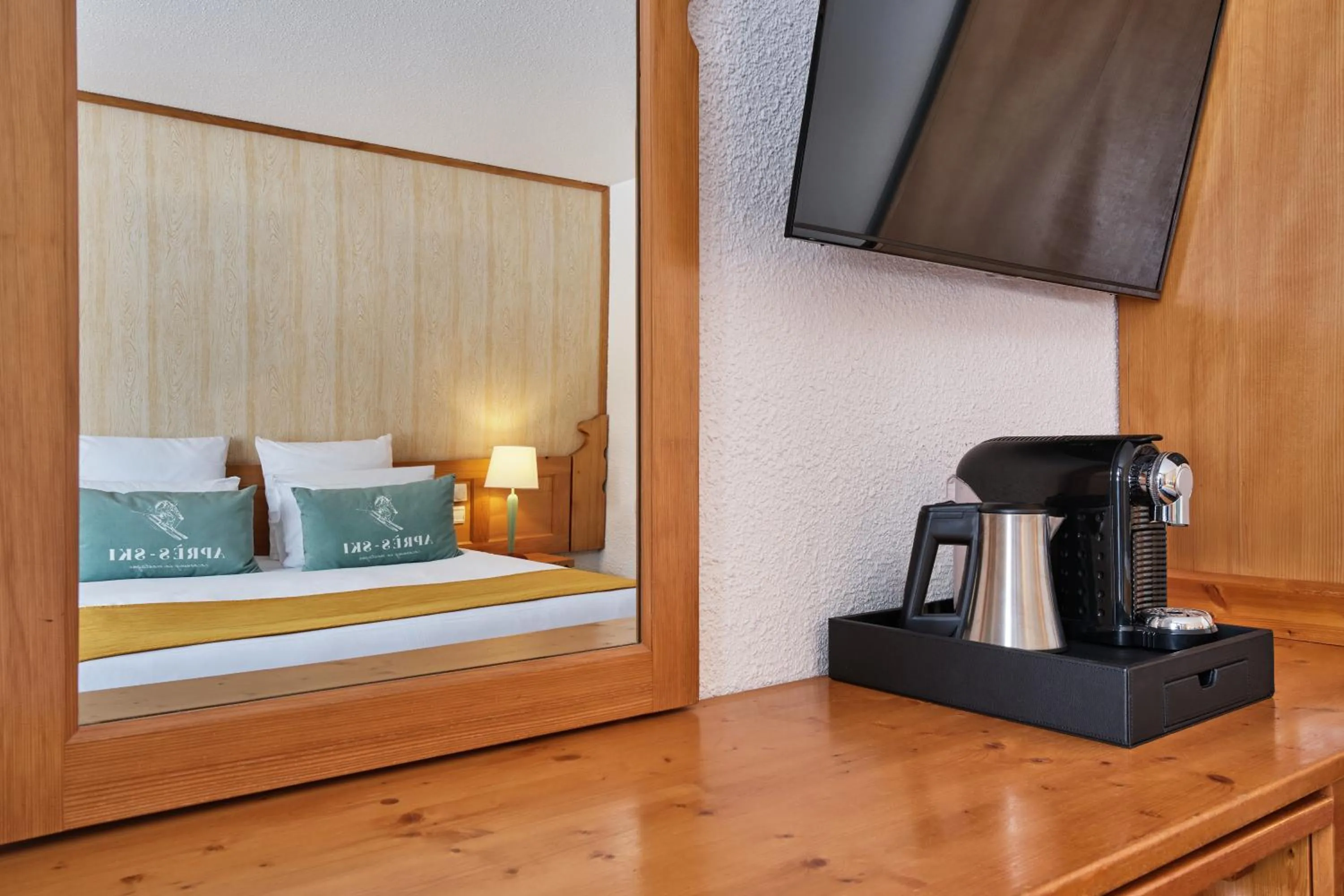 Coffee/tea facilities, Bed in Lake Hotel Courchevel 1850