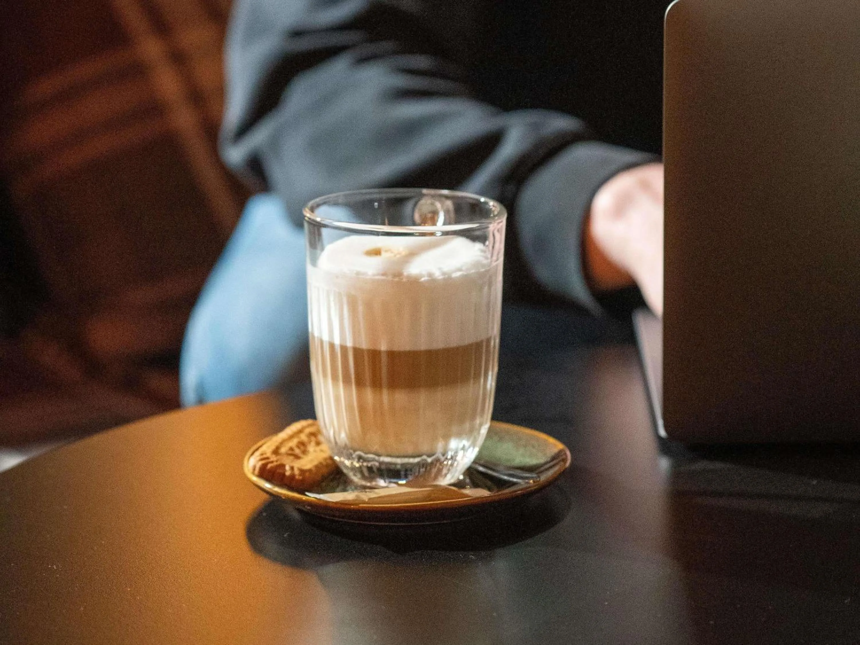 Lounge or bar in Novotel Rouen Sud Zenith Parc Expo