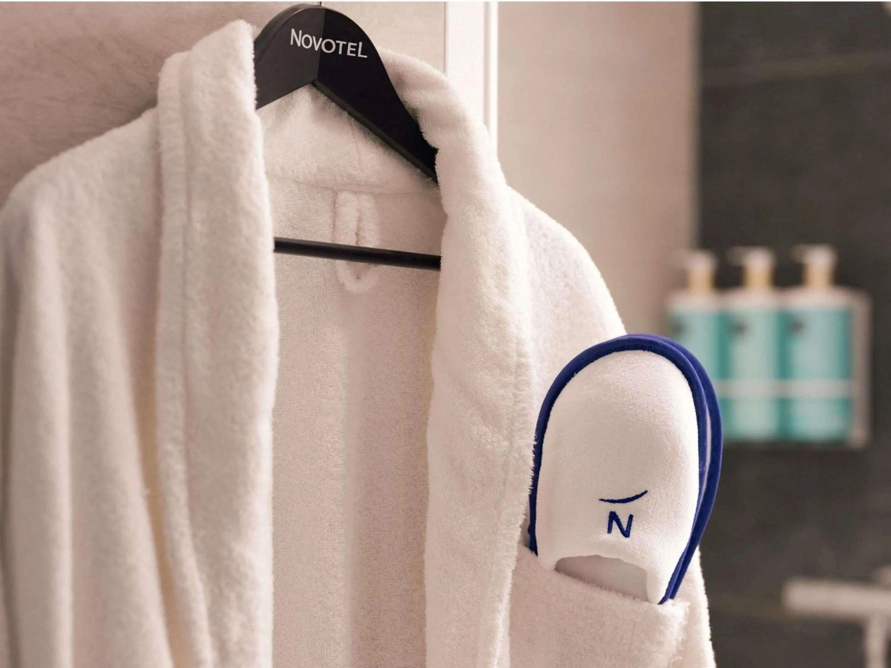 Bedroom in Novotel Rouen Sud Zenith Parc Expo