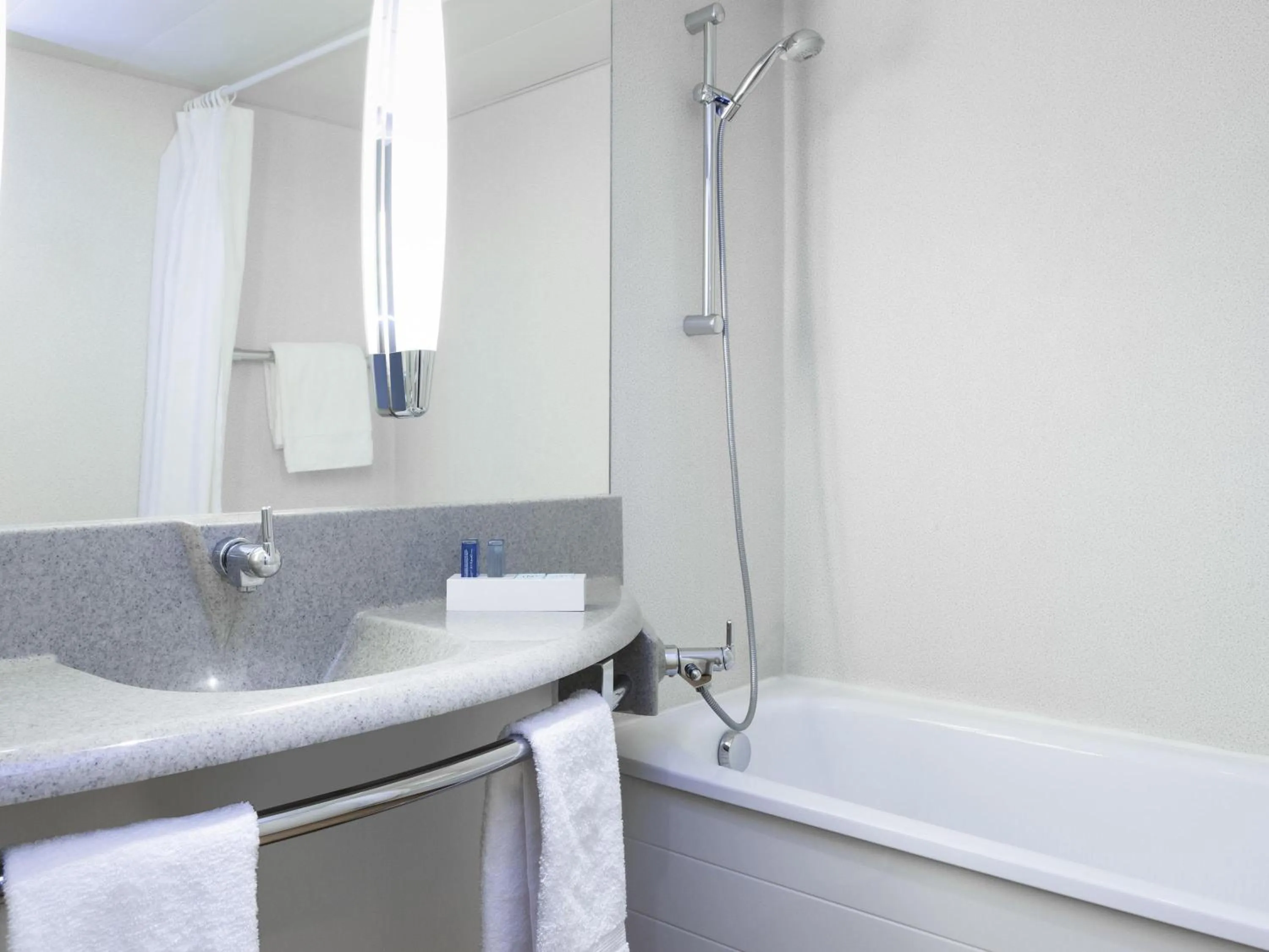 Bedroom in Novotel Rouen Sud Zenith Parc Expo